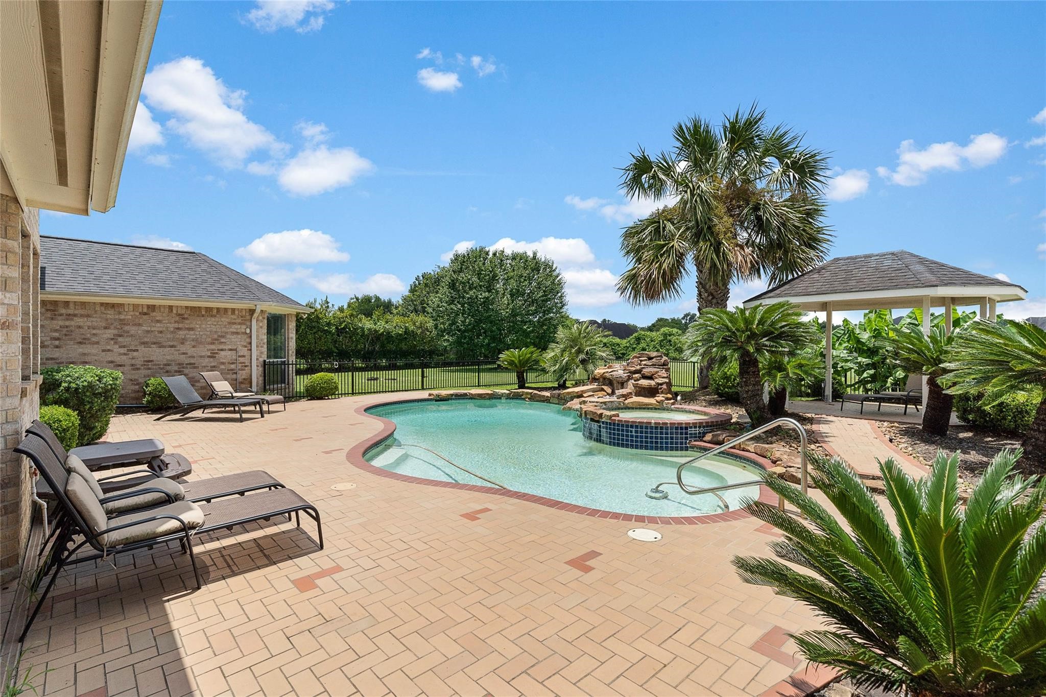 4410 Pine Landing Drive Property Photo 2
