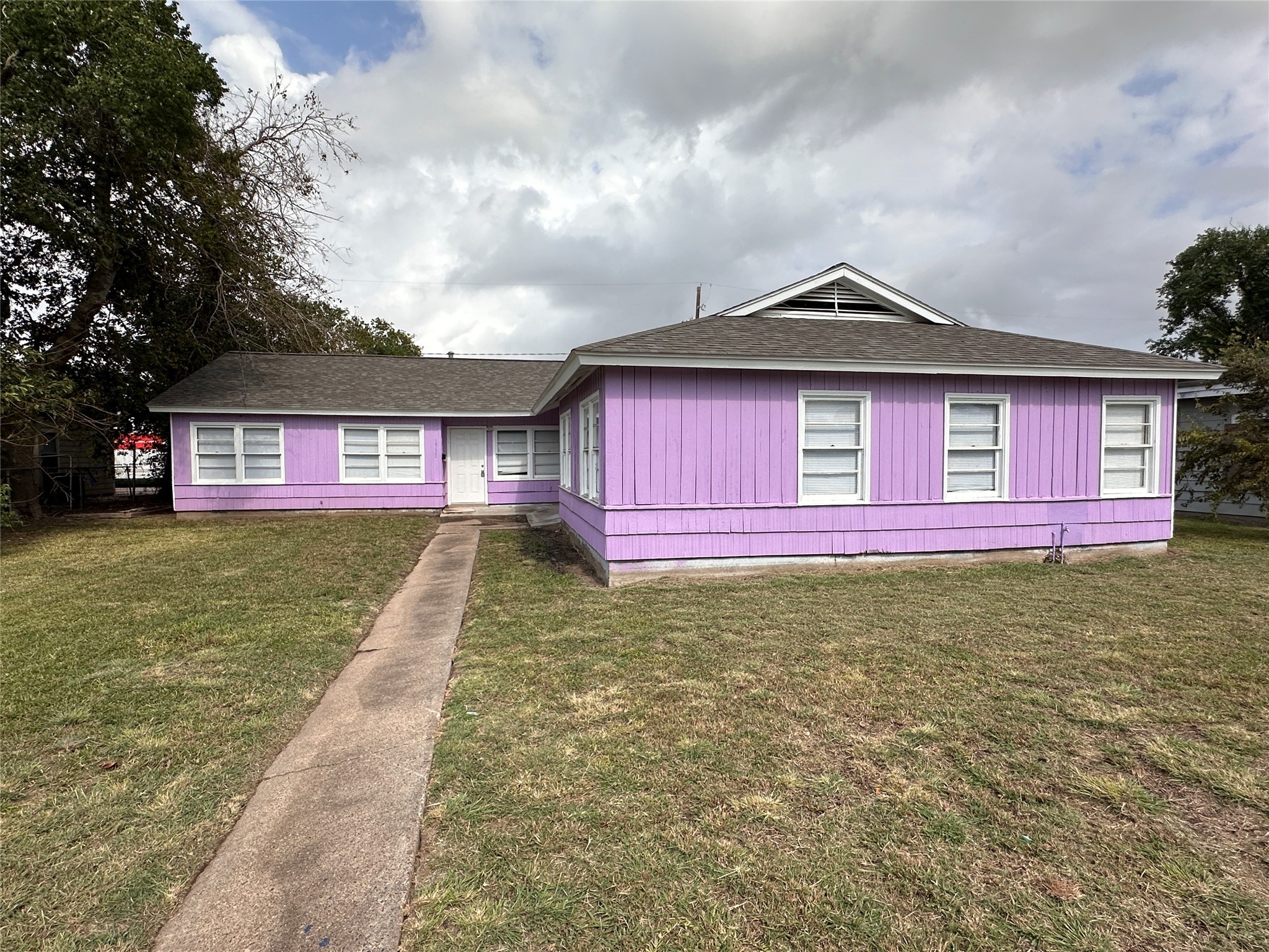 1730 W 8th Street Property Photo 4