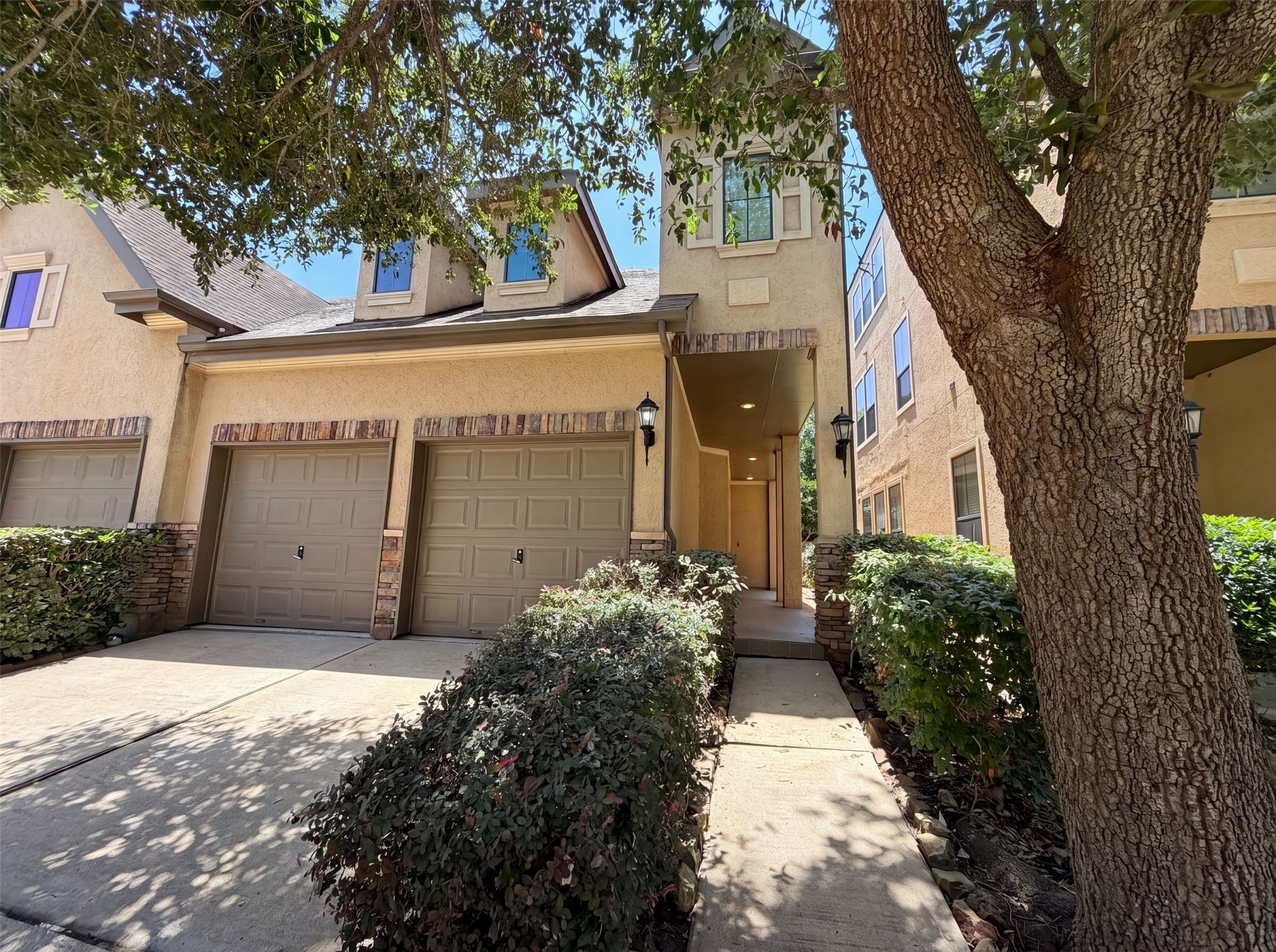 2942 Royal Oaks Crest Property Photo