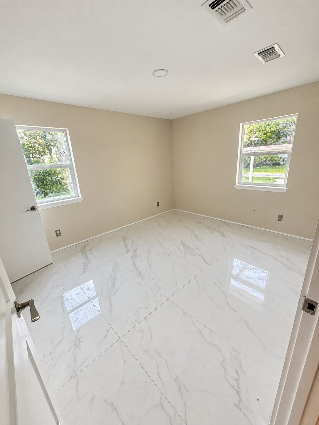 513 W Texas Street Property Photo 4