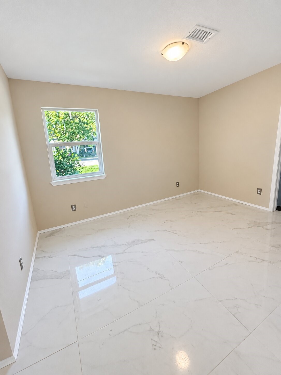513 W Texas Street Property Photo 6