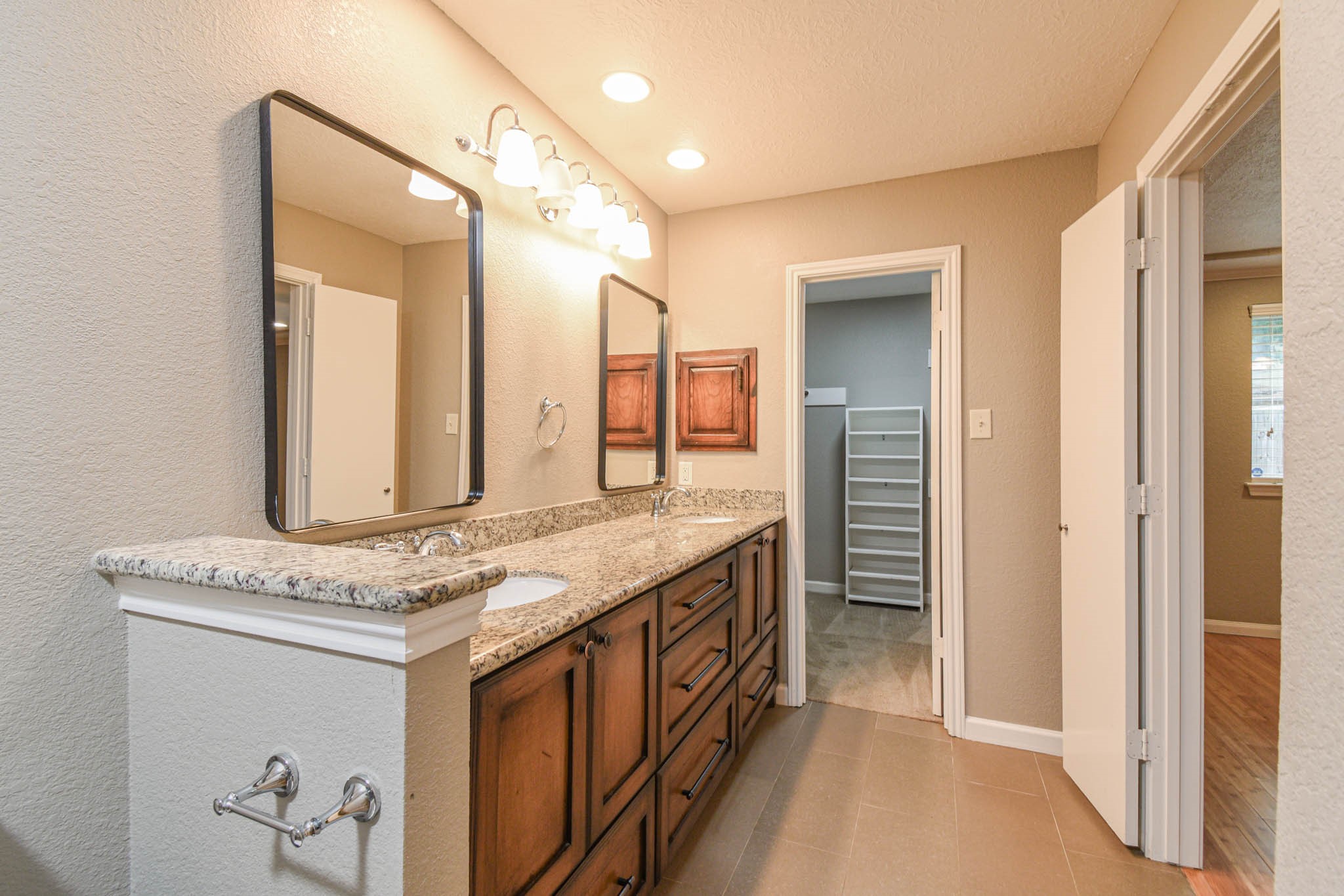 8806 Lakeside Forest Drive Property Photo 12