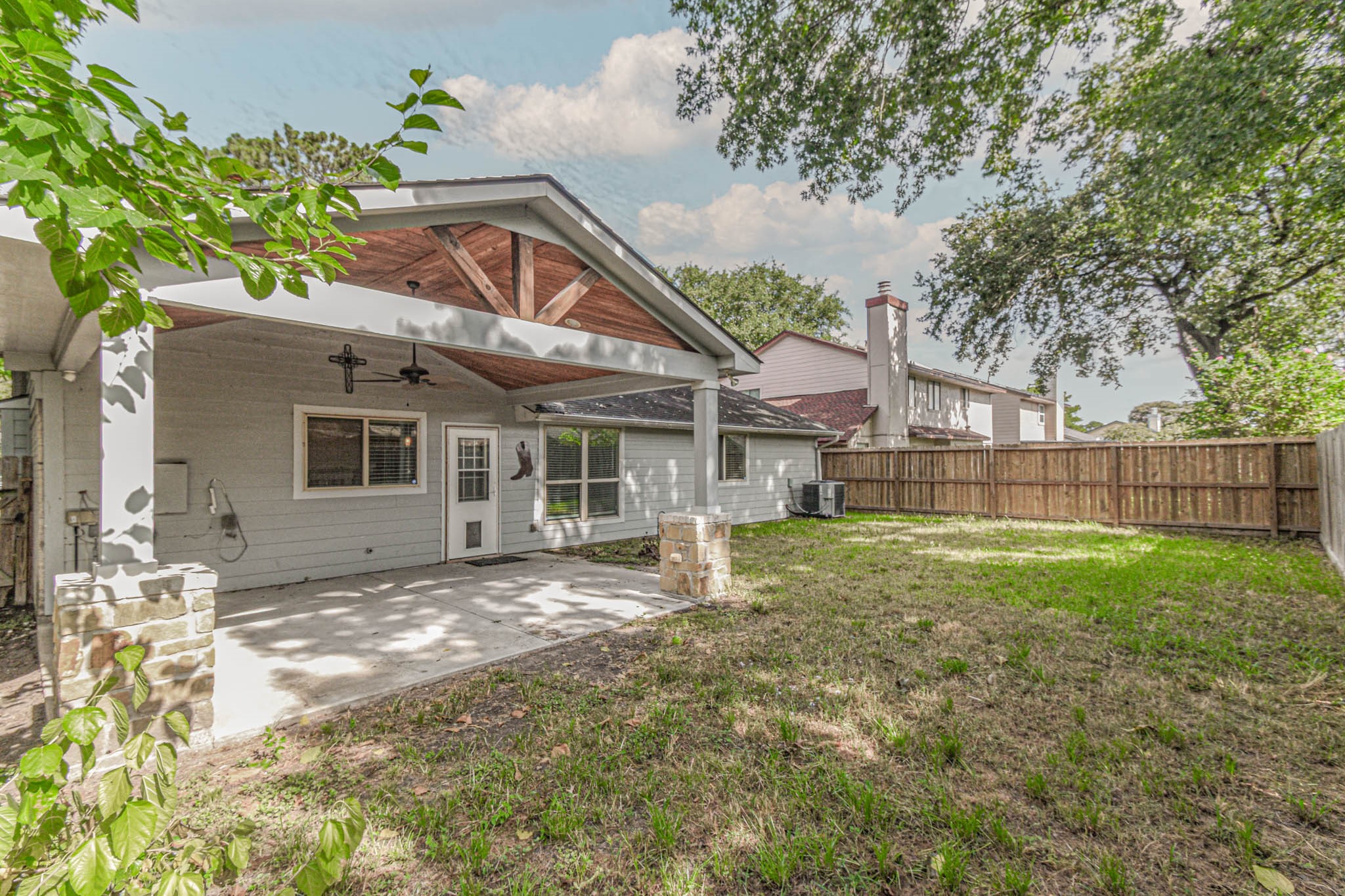 8806 Lakeside Forest Drive Property Photo 22