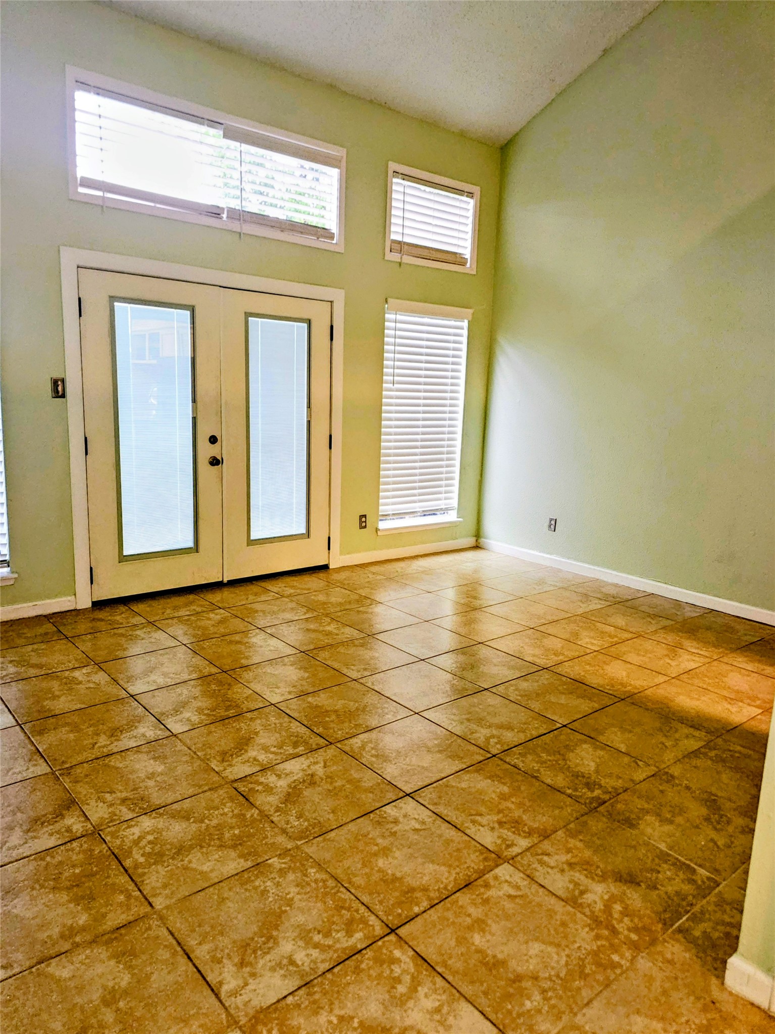 2425 Miramar Court 2425 Property Photo 3