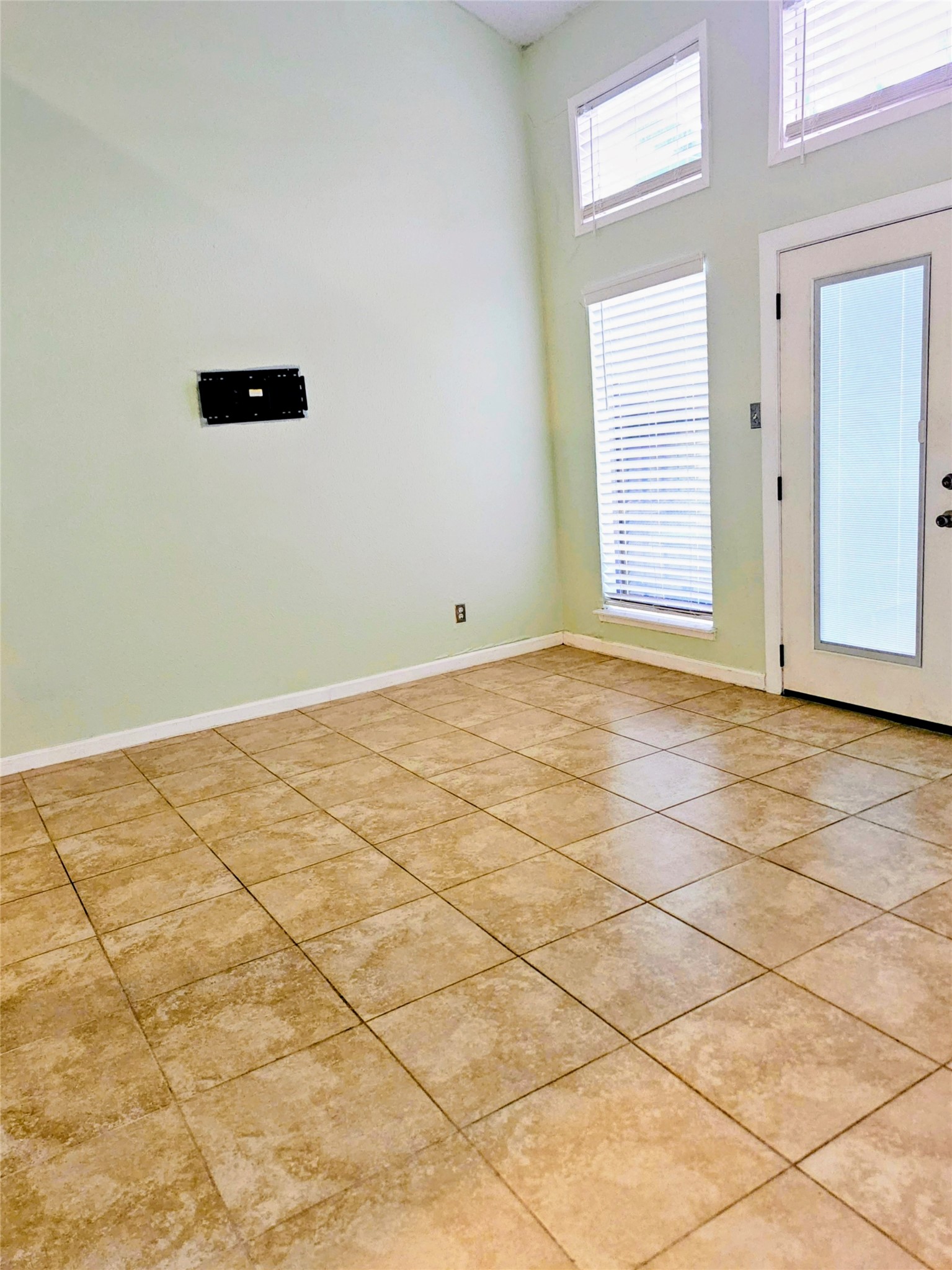 2425 Miramar Court 2425 Property Photo 4