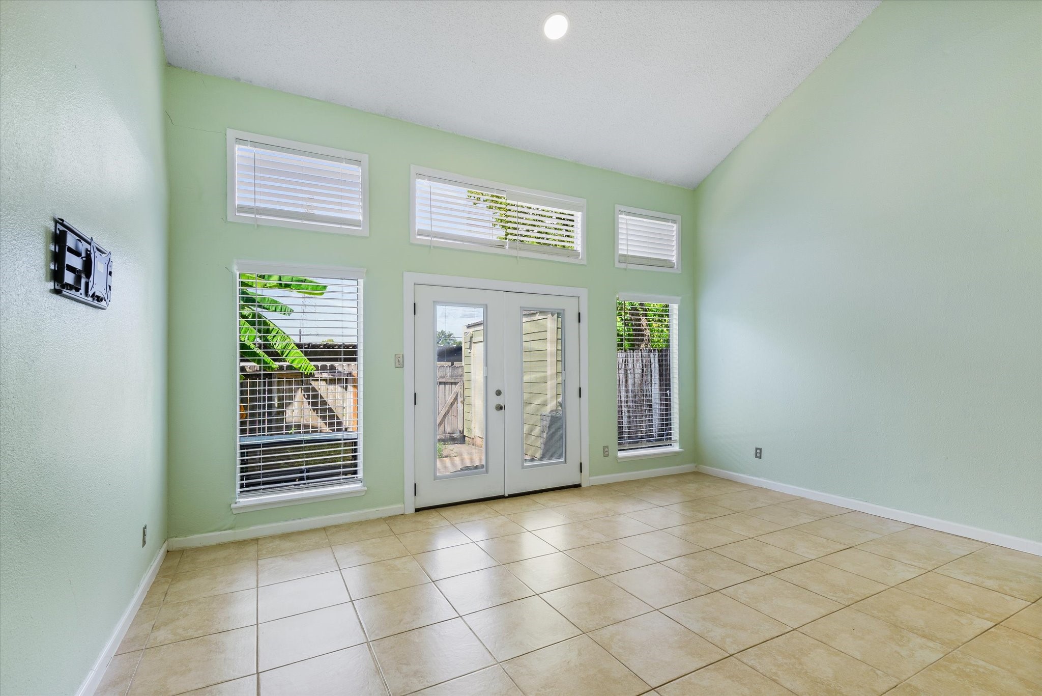 2425 Miramar Court 2425 Property Photo 4