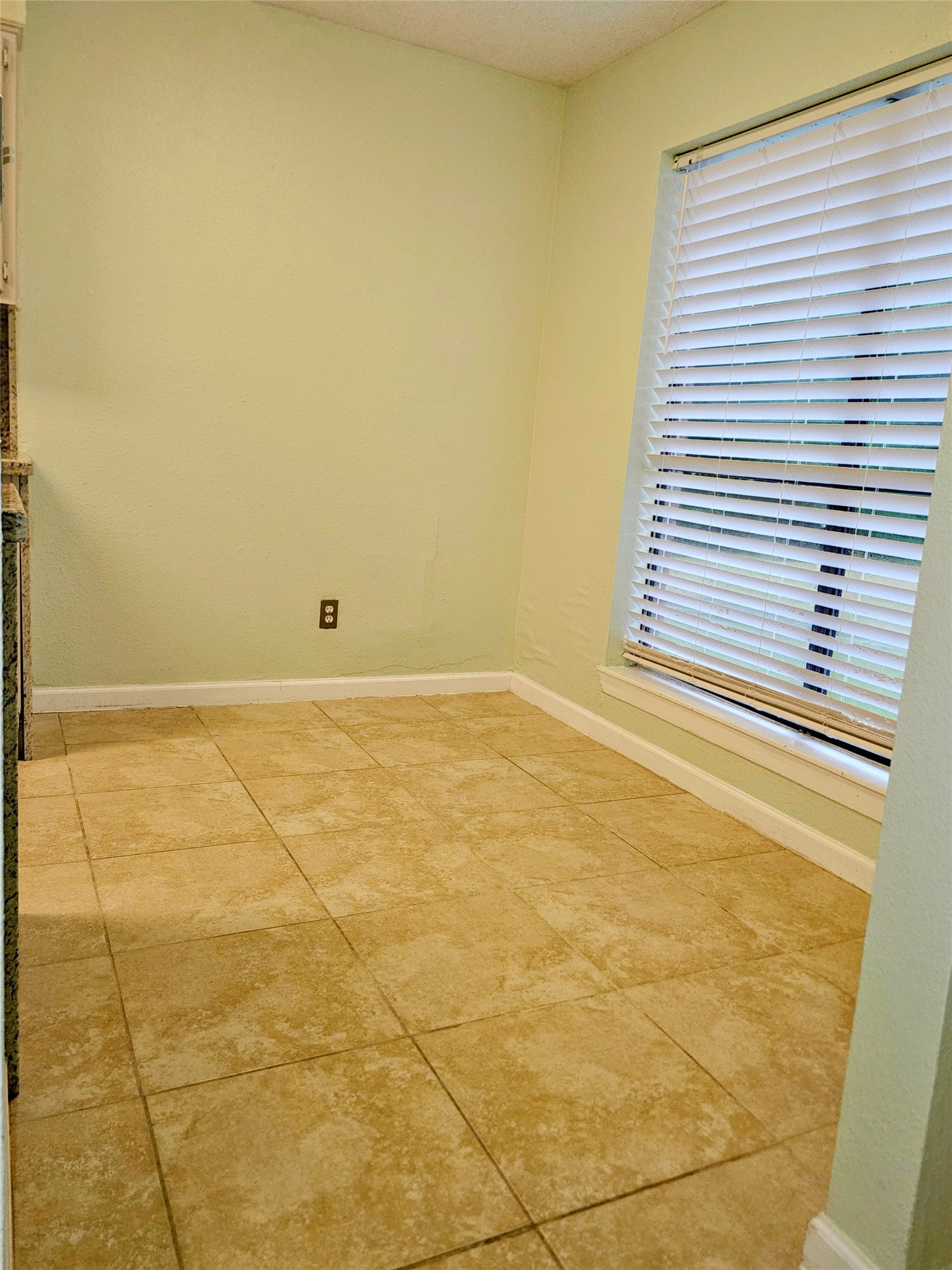 2425 Miramar Court 2425 Property Photo 6