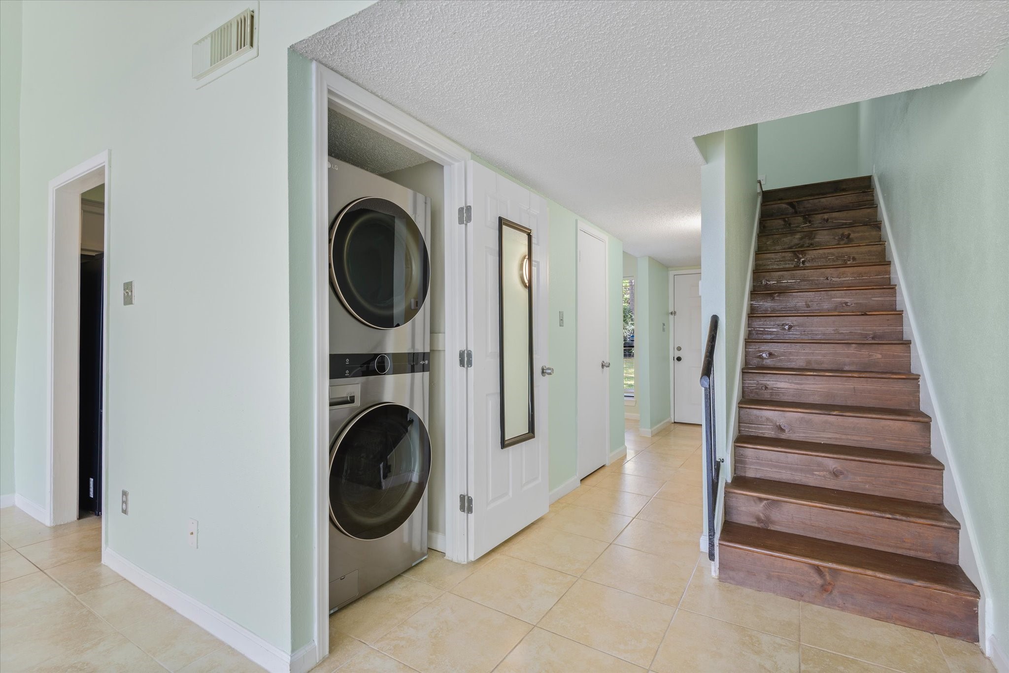 2425 Miramar Court 2425 Property Photo 7