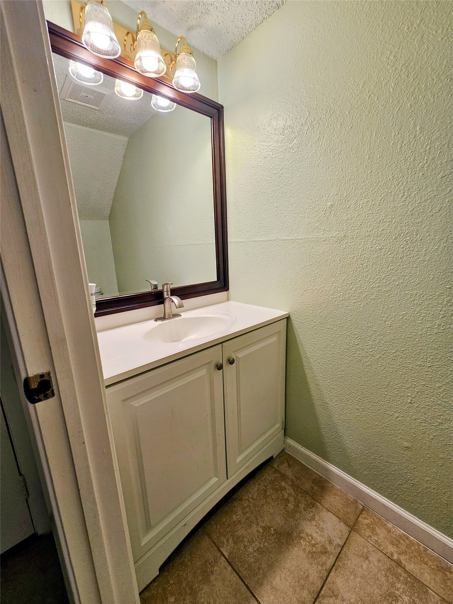 2425 Miramar Court 2425 Property Photo 8