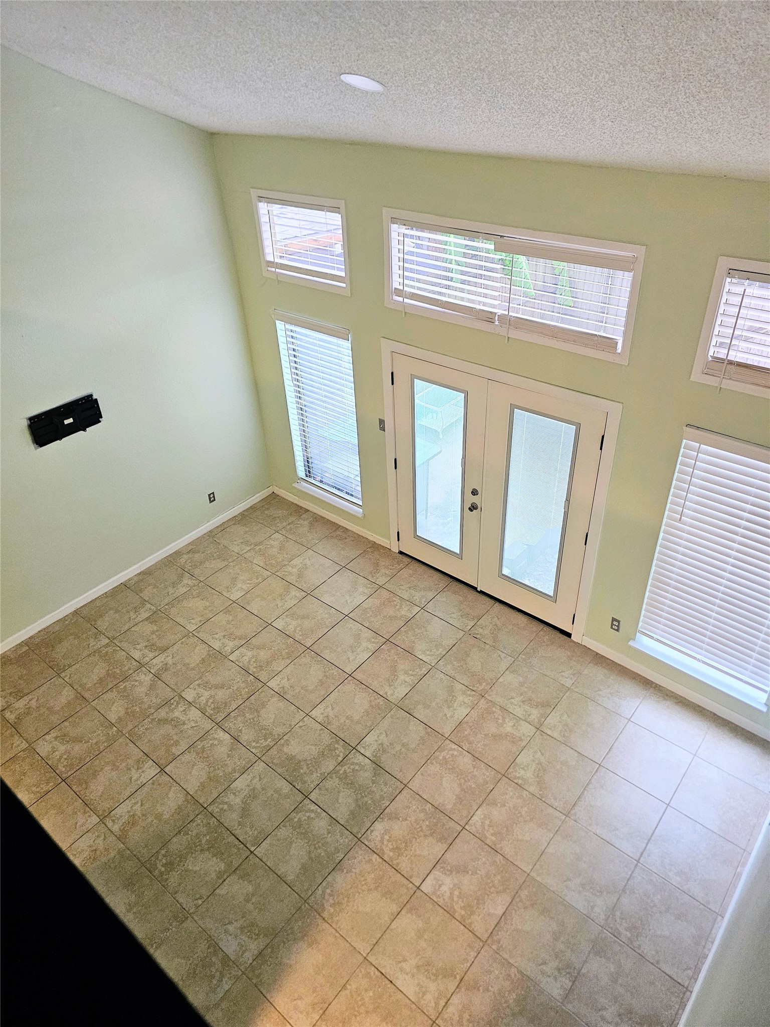 2425 Miramar Court 2425 Property Photo 12