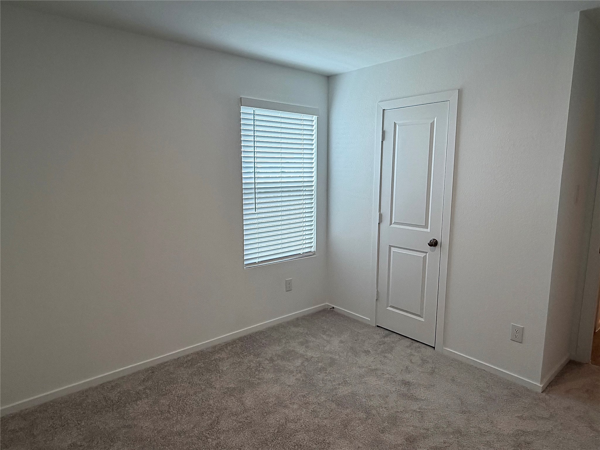 940 Woodhaven Lakes Drive Property Photo 6