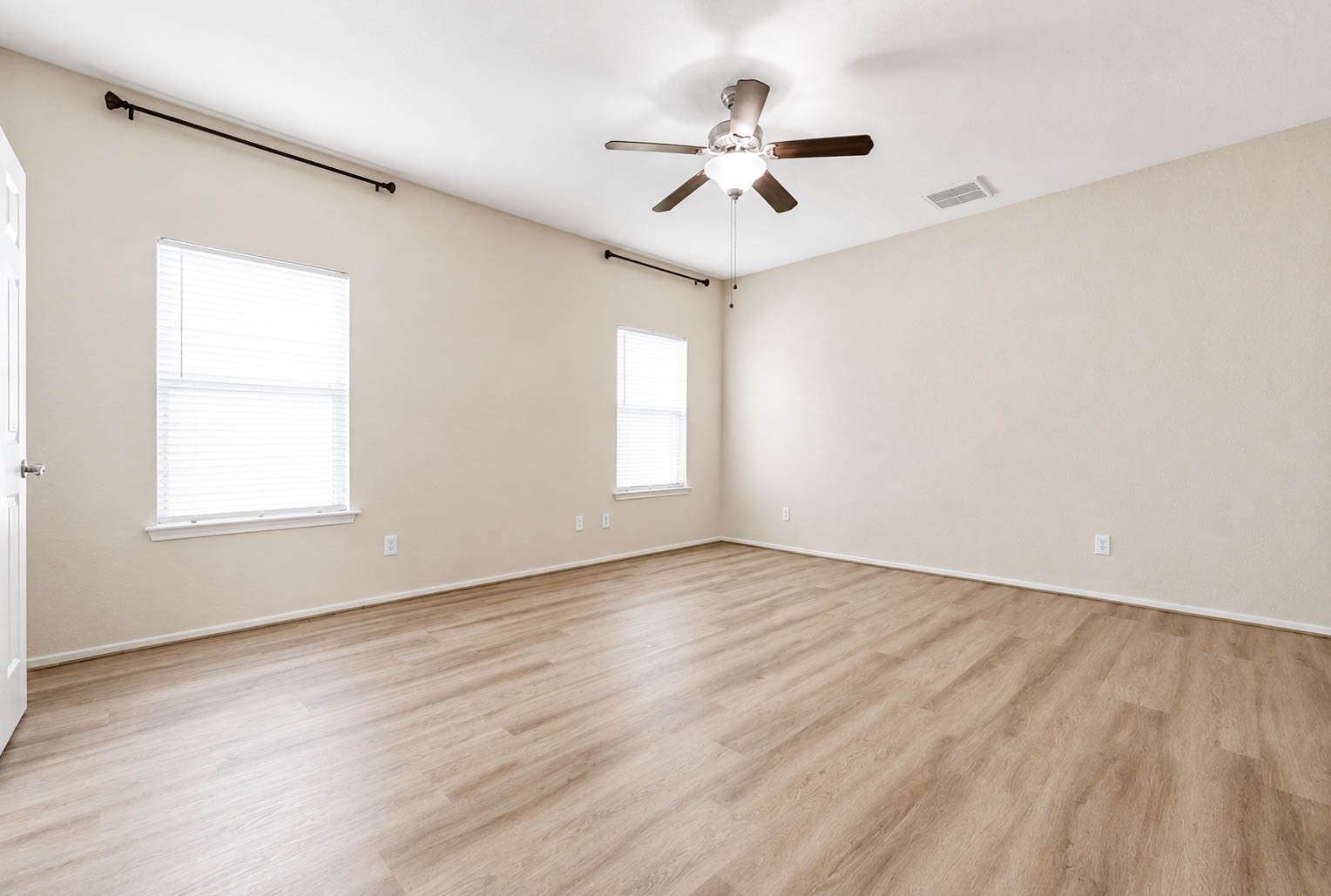 10311 Whisper Bluff Drive Property Photo 7