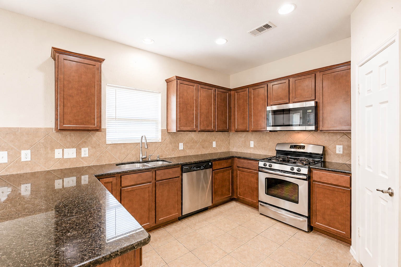 10311 Whisper Bluff Drive Property Photo 10