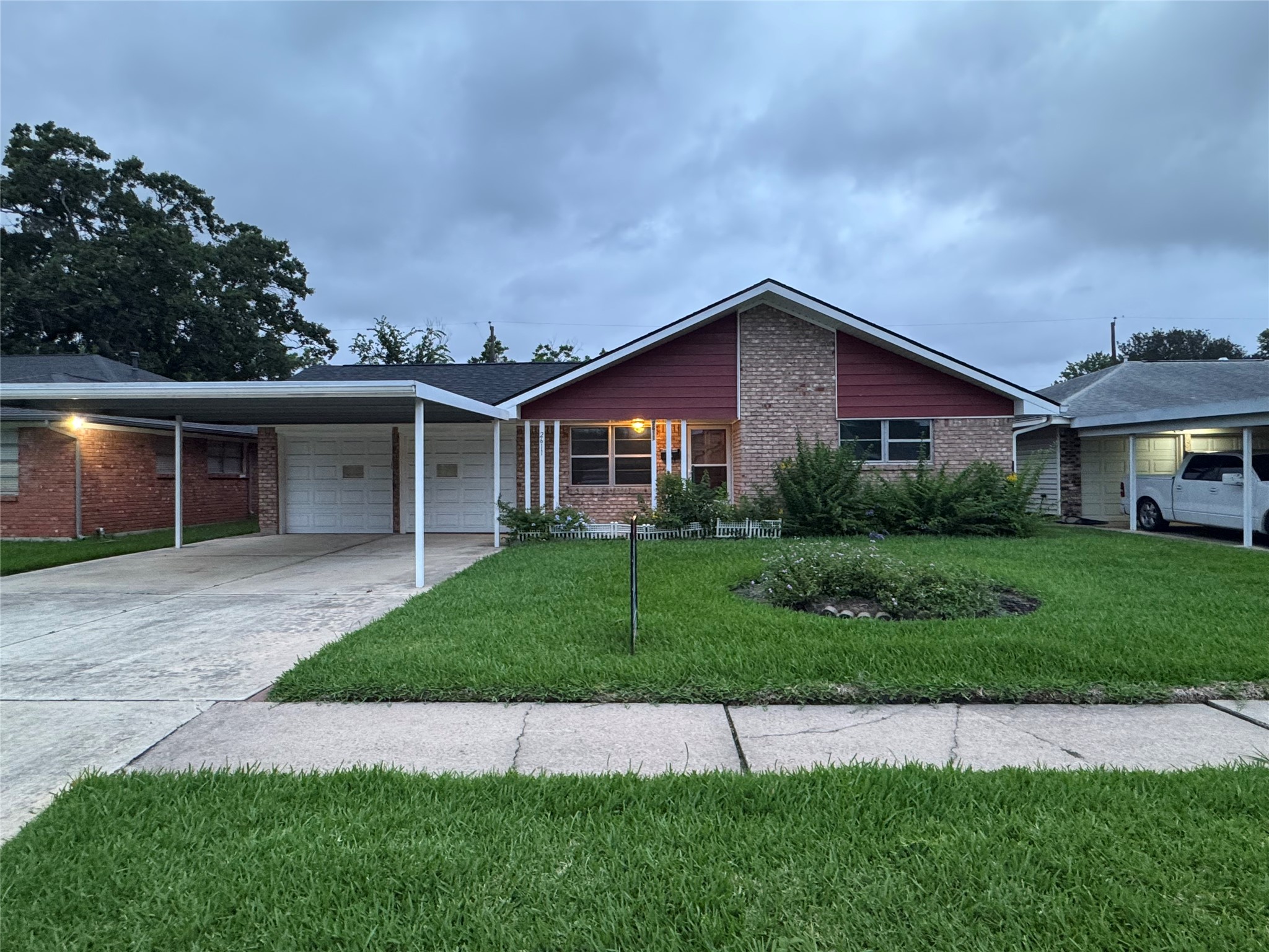 2611 Prairie Avenue Property Photo 1