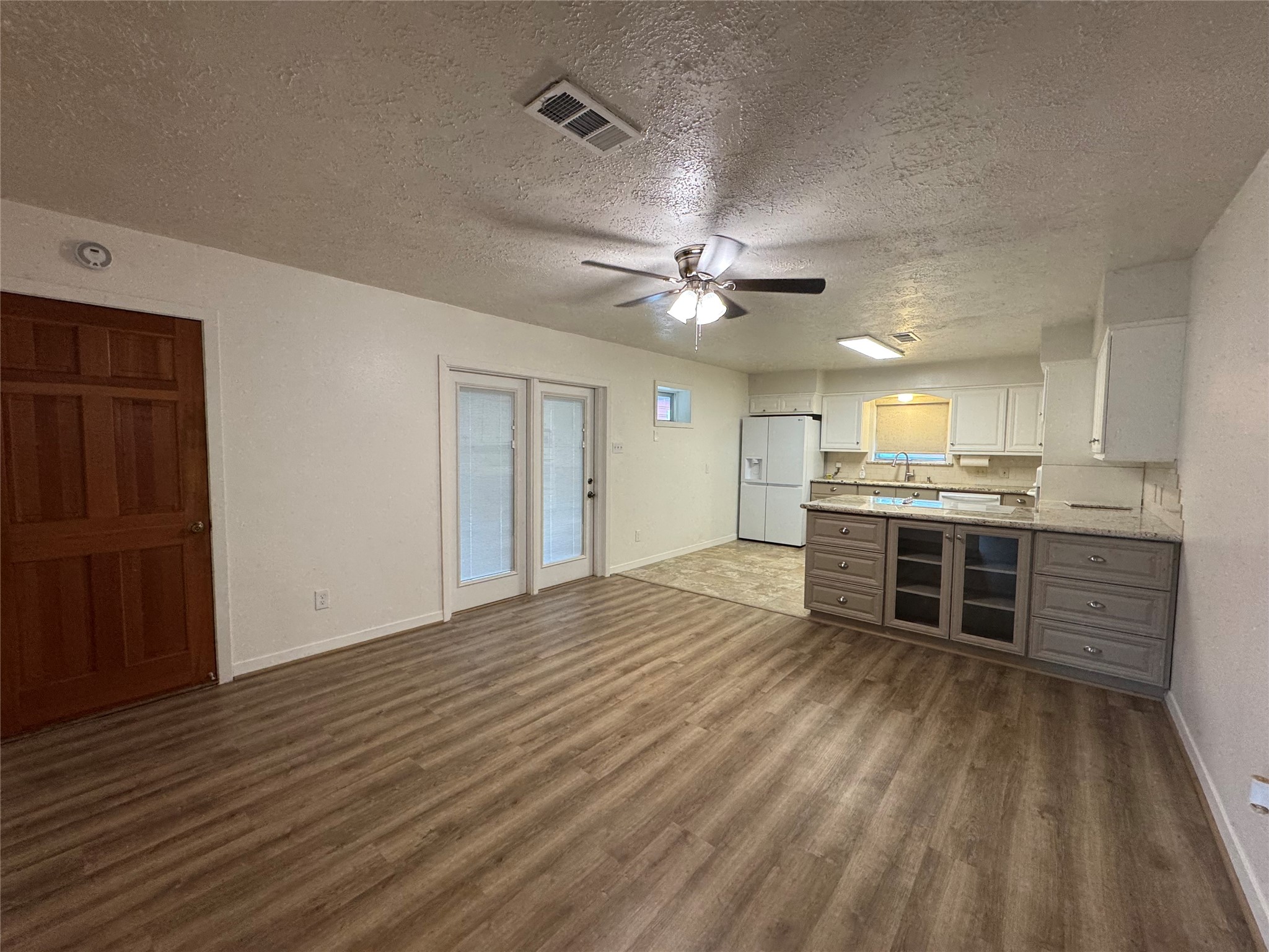 2611 Prairie Avenue Property Photo 7