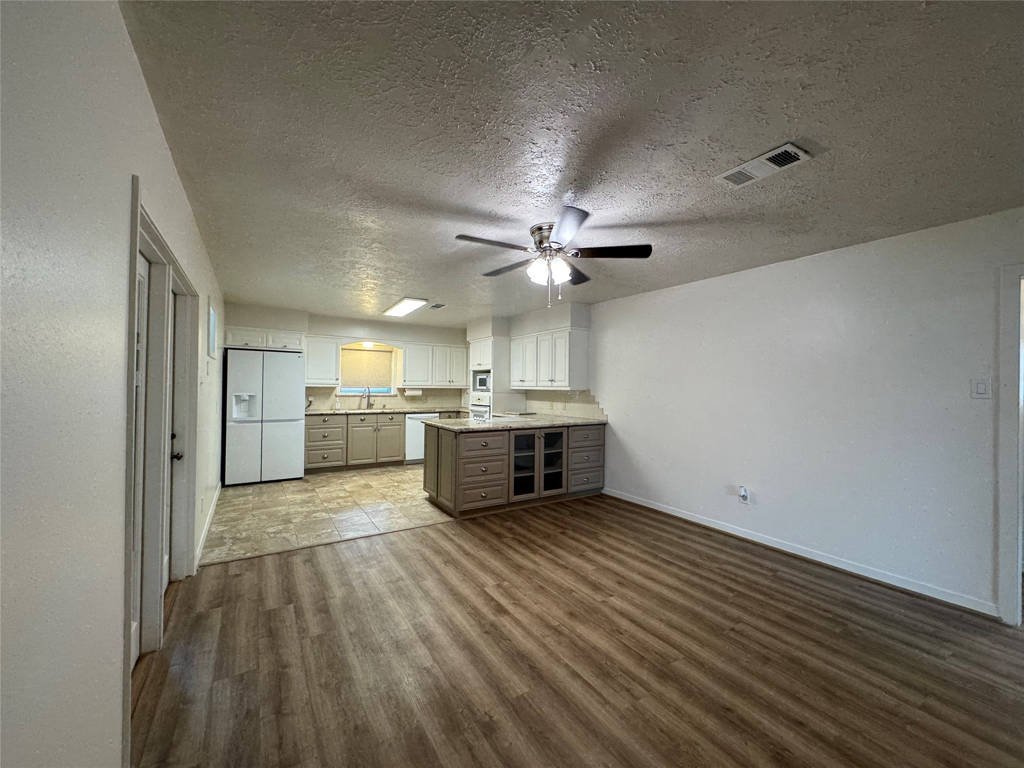 2611 Prairie Avenue Property Photo 8