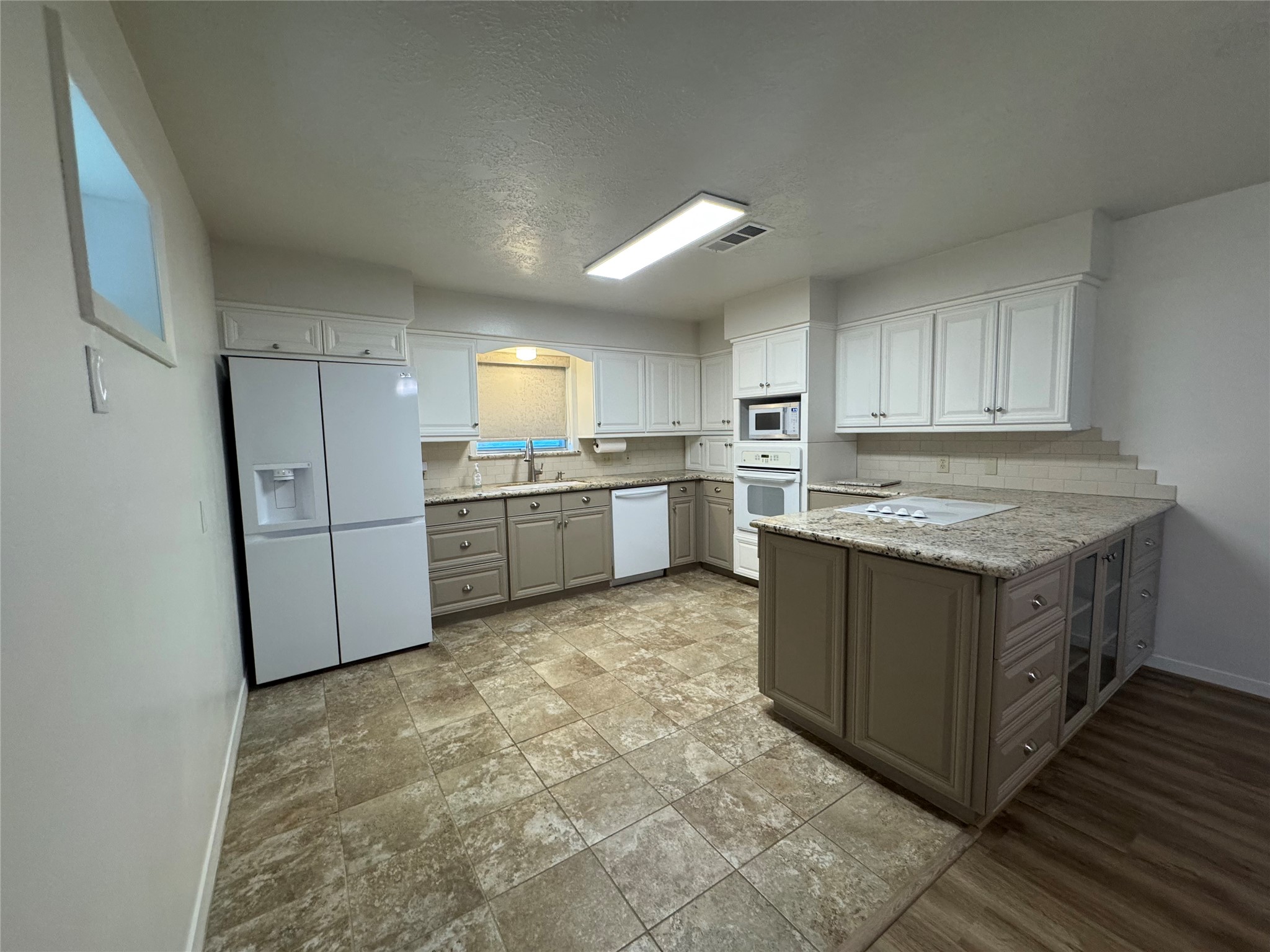 2611 Prairie Avenue Property Photo 9
