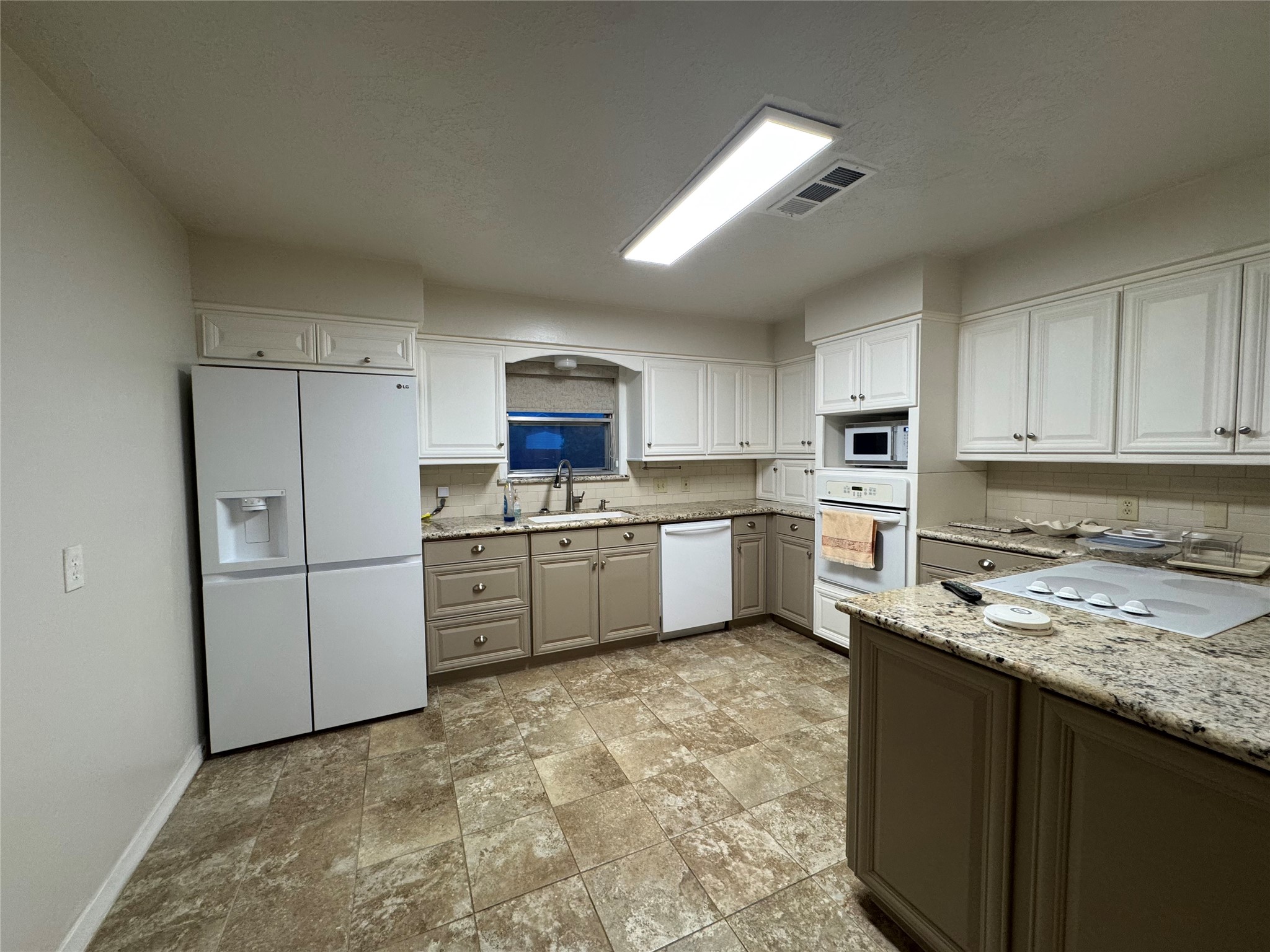 2611 Prairie Avenue Property Photo 10