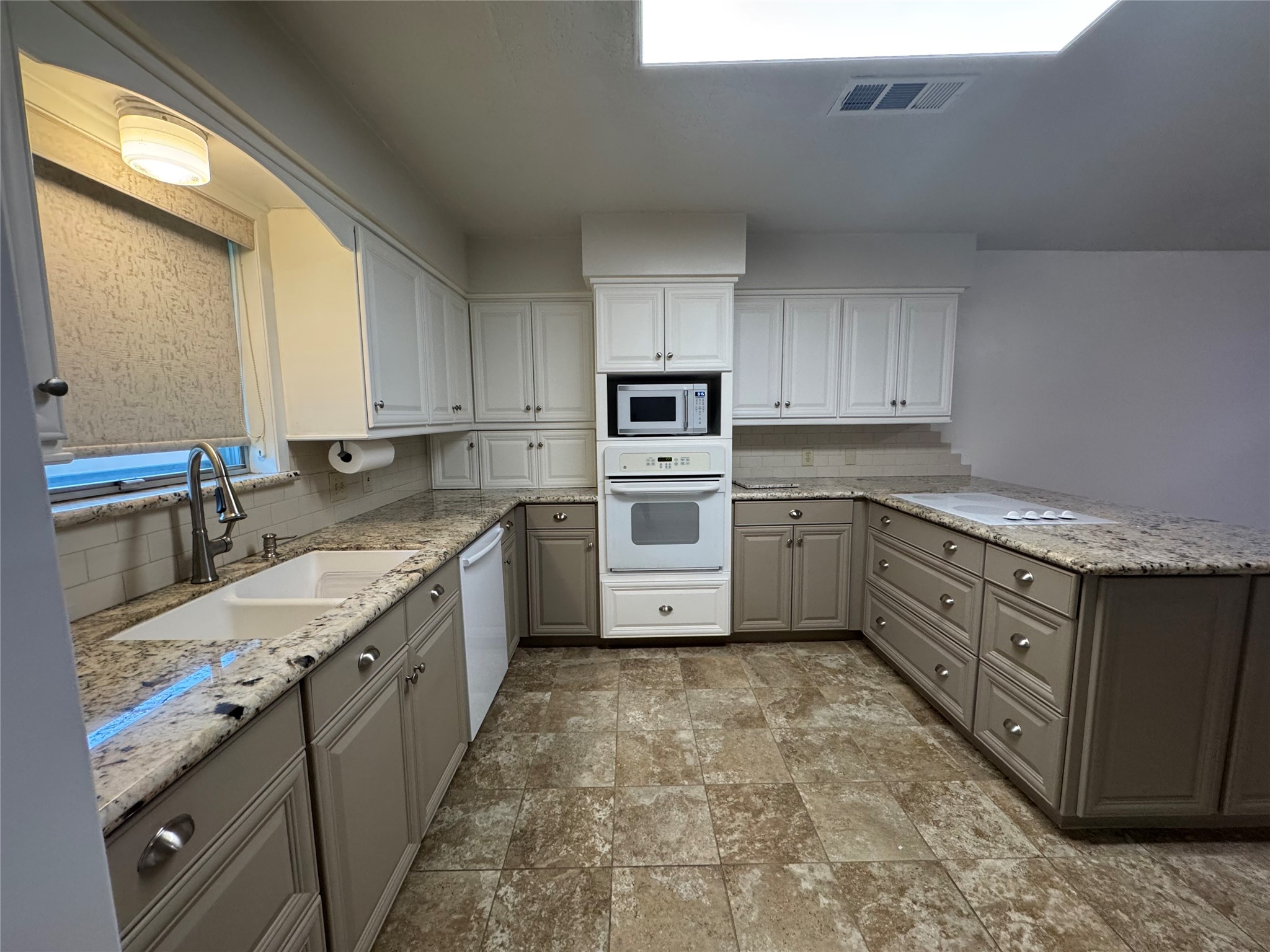 2611 Prairie Avenue Property Photo 11