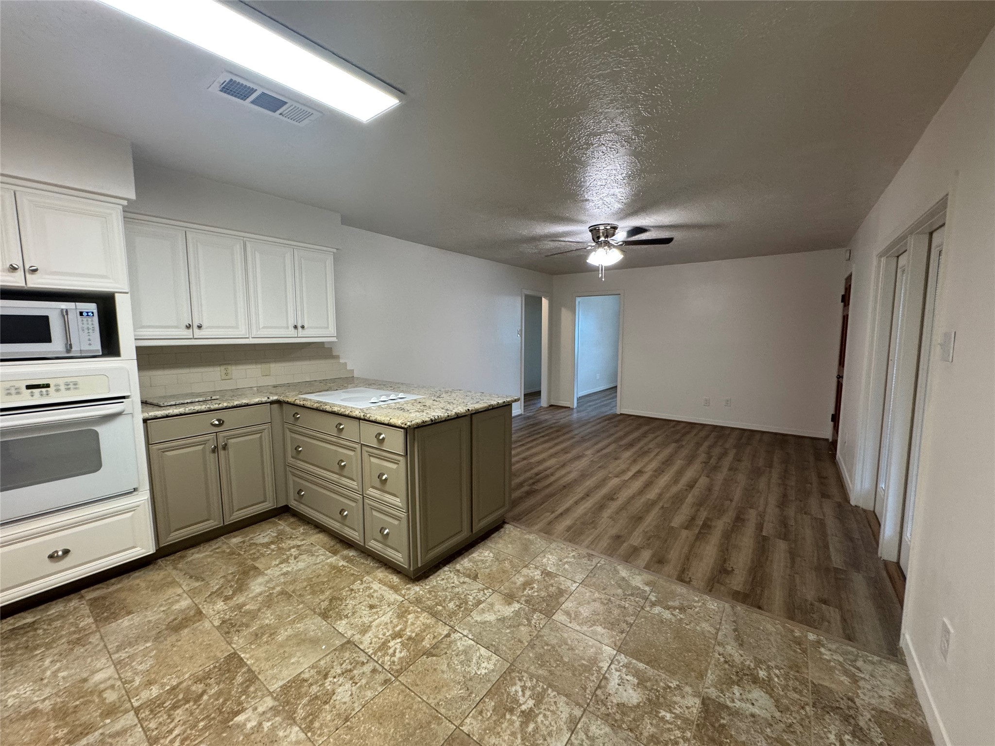 2611 Prairie Avenue Property Photo 12