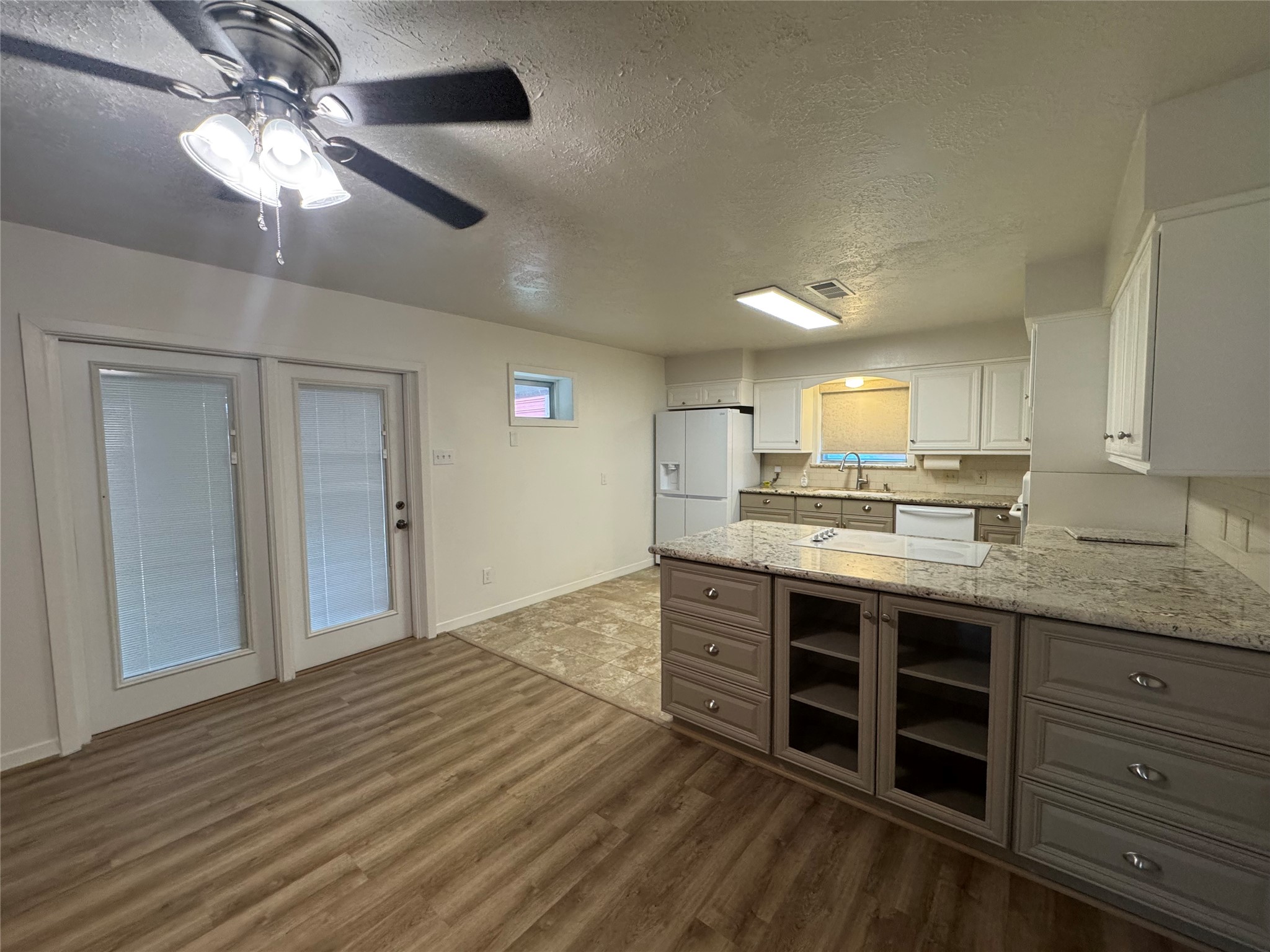 2611 Prairie Avenue Property Photo 14