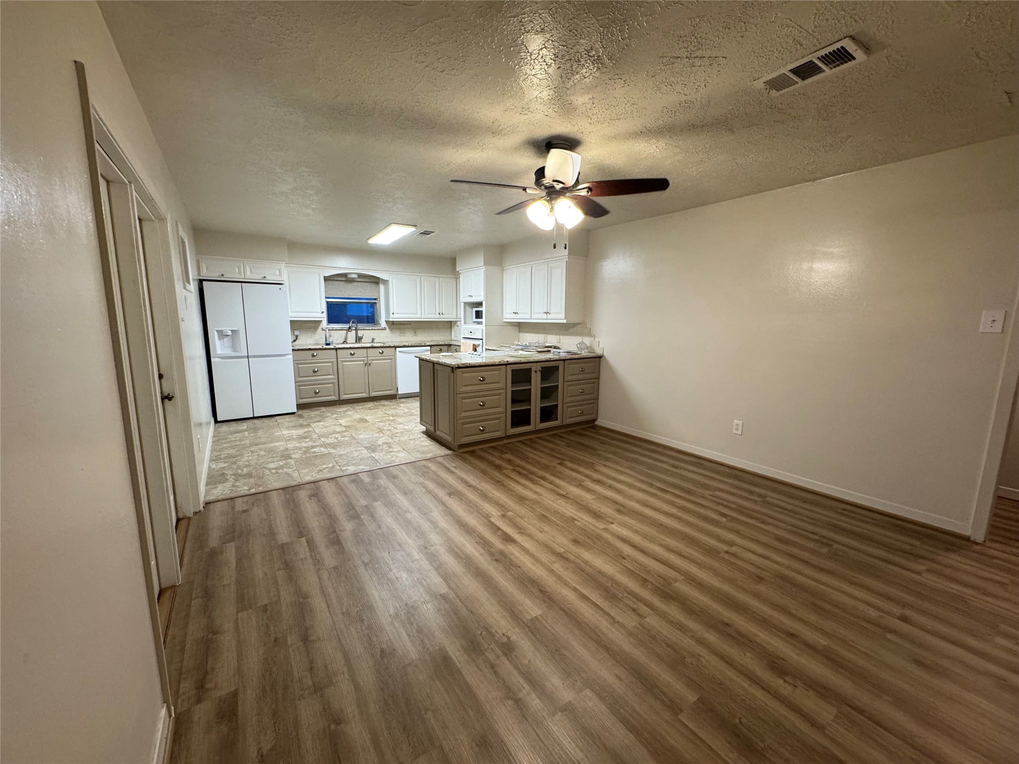 2611 Prairie Avenue Property Photo 16