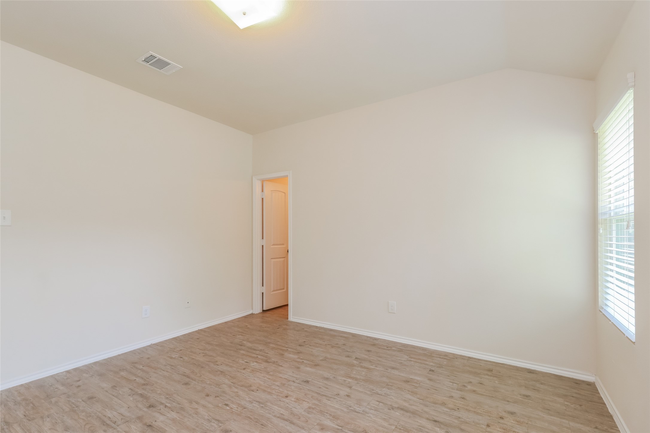 13911 Westfield Property Photo 7