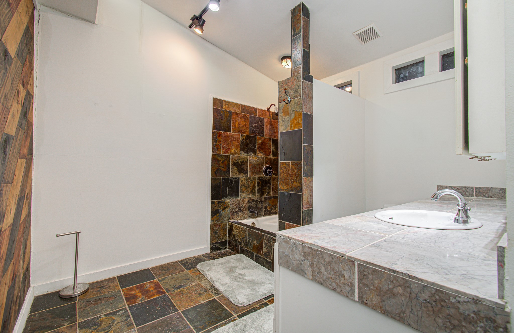 5419 Gulfton Street G Property Photo 6