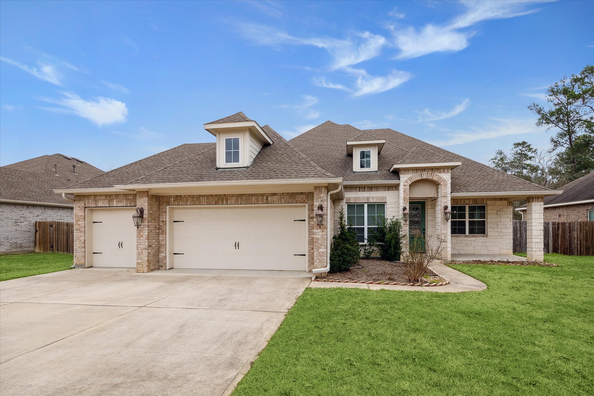 25026 Forest Circle Property Photo 1