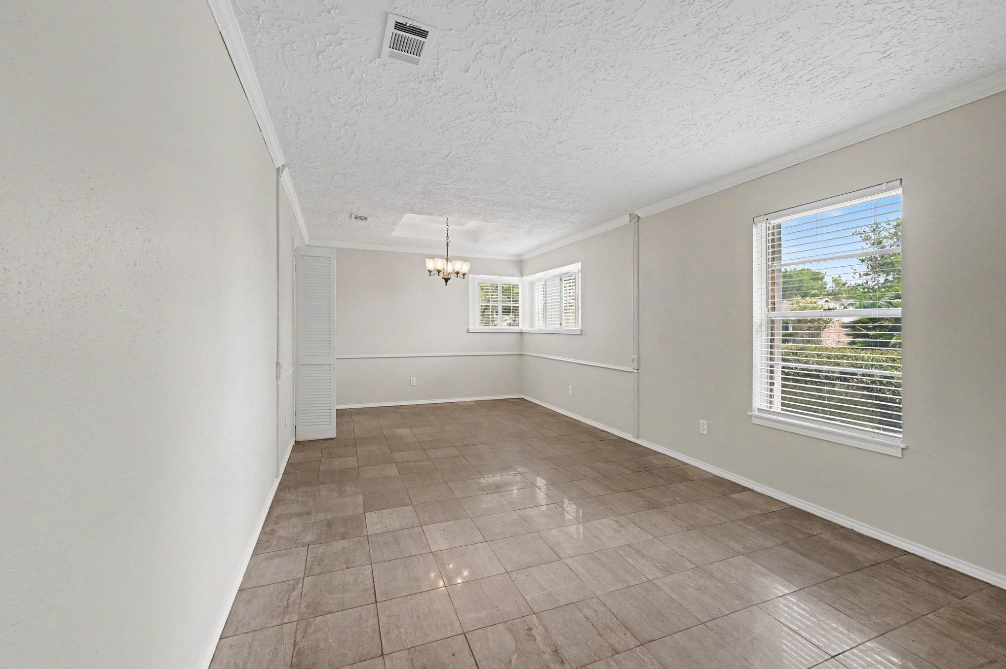12219 Meadowhollow Drive Property Photo 4