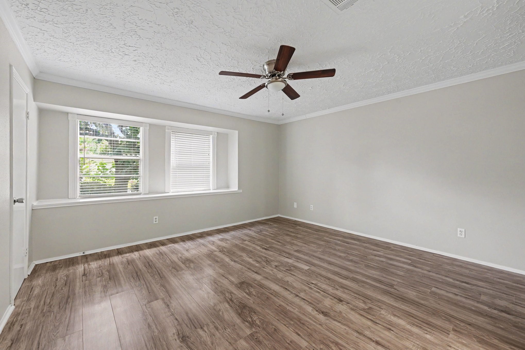 12219 Meadowhollow Drive Property Photo 7