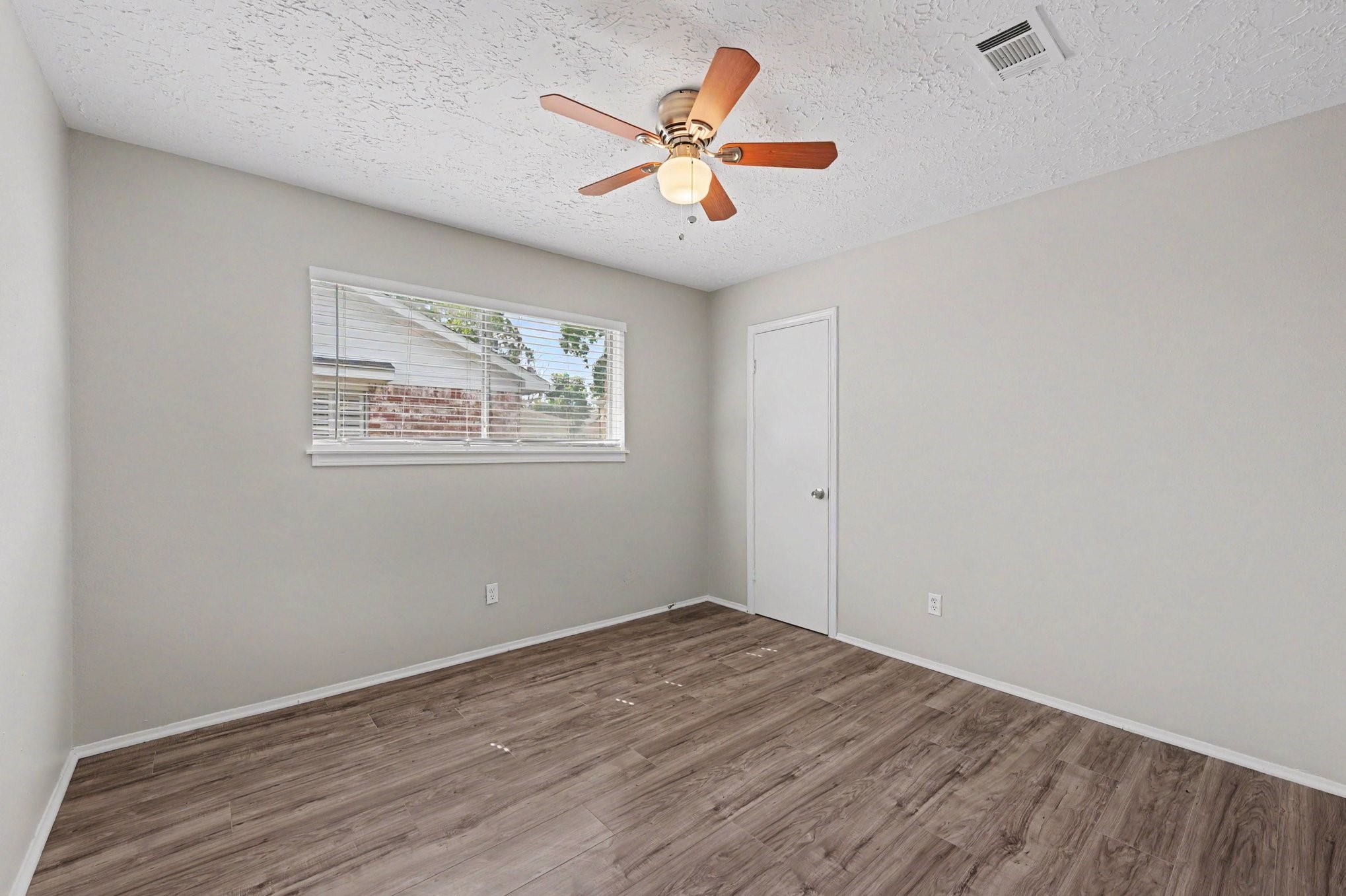 12219 Meadowhollow Drive Property Photo 14