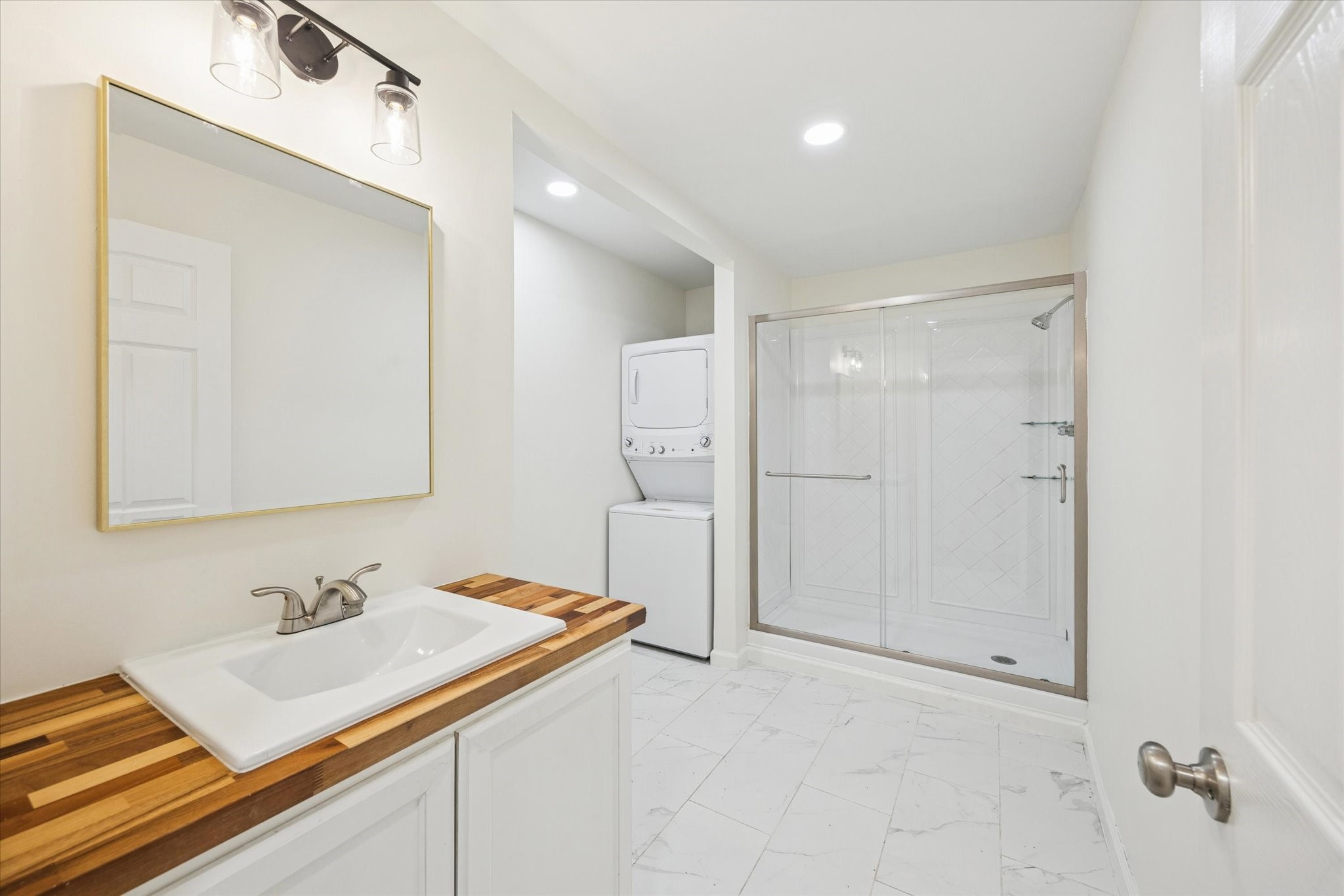 1011 W 10th Street 5 Property Photo 3