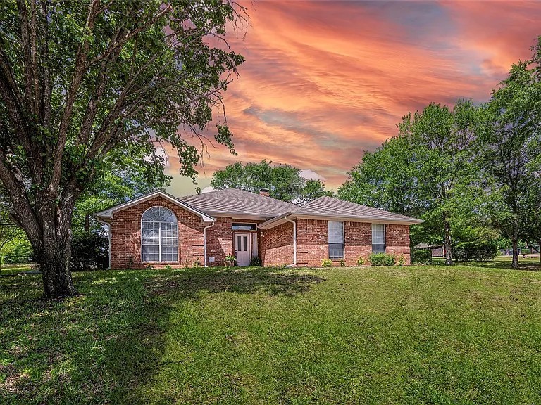 261 Colonial Circle Property Photo