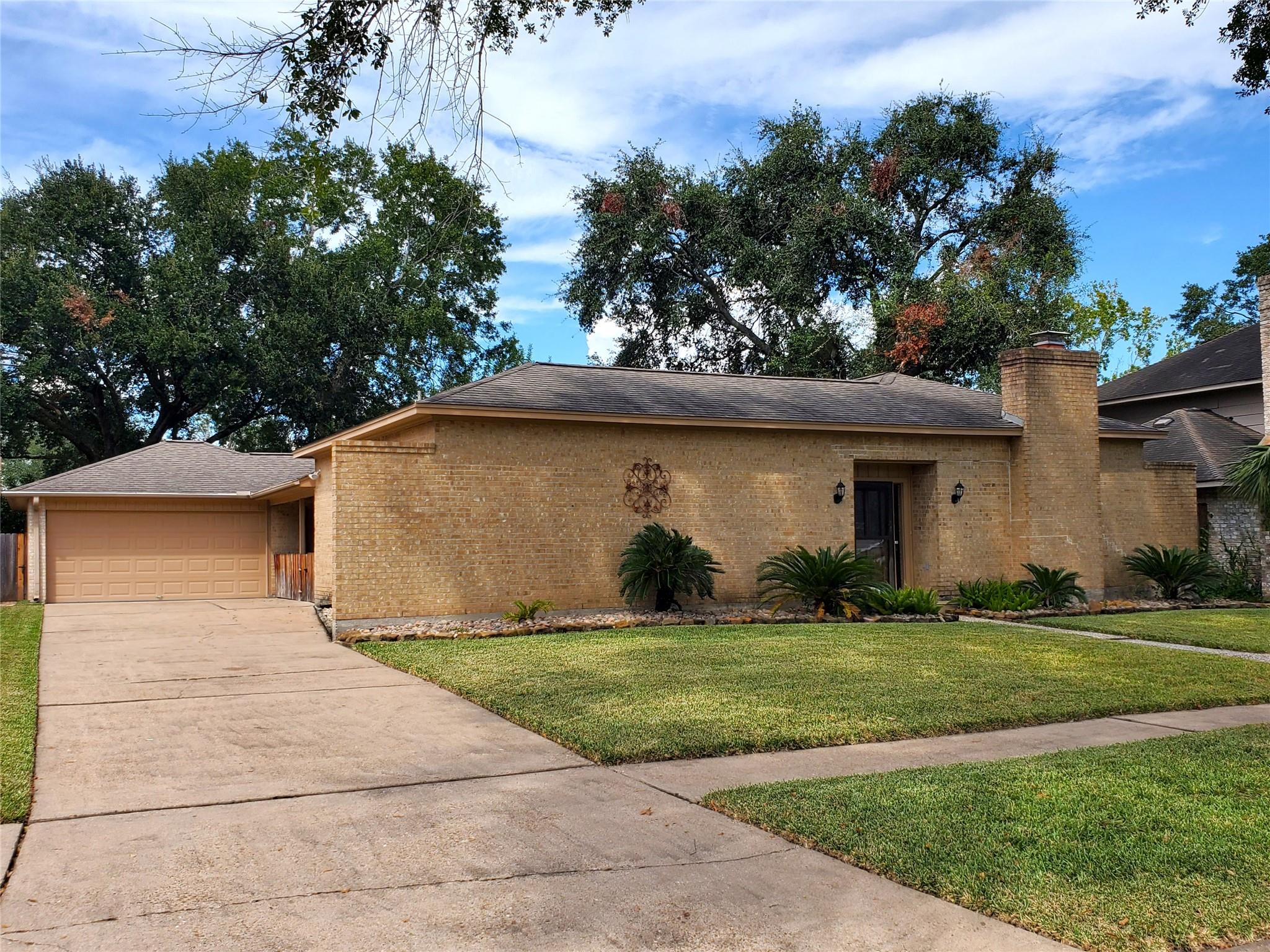 15815 Crestbrook Drive Property Photo 2