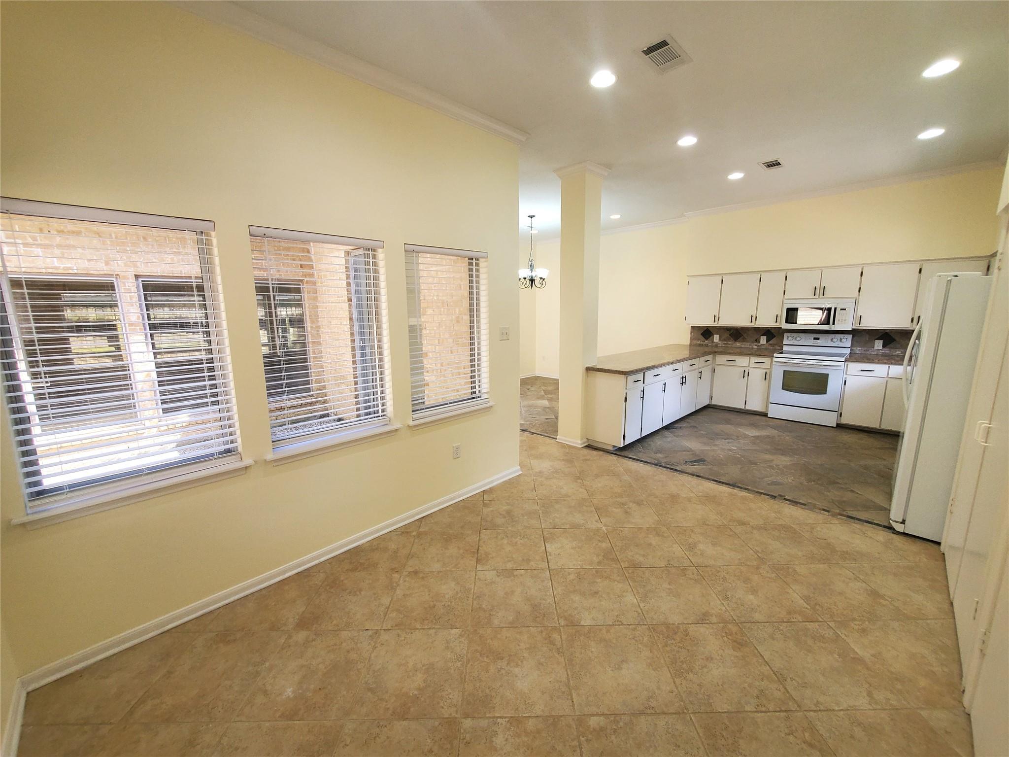 15815 Crestbrook Drive Property Photo 9