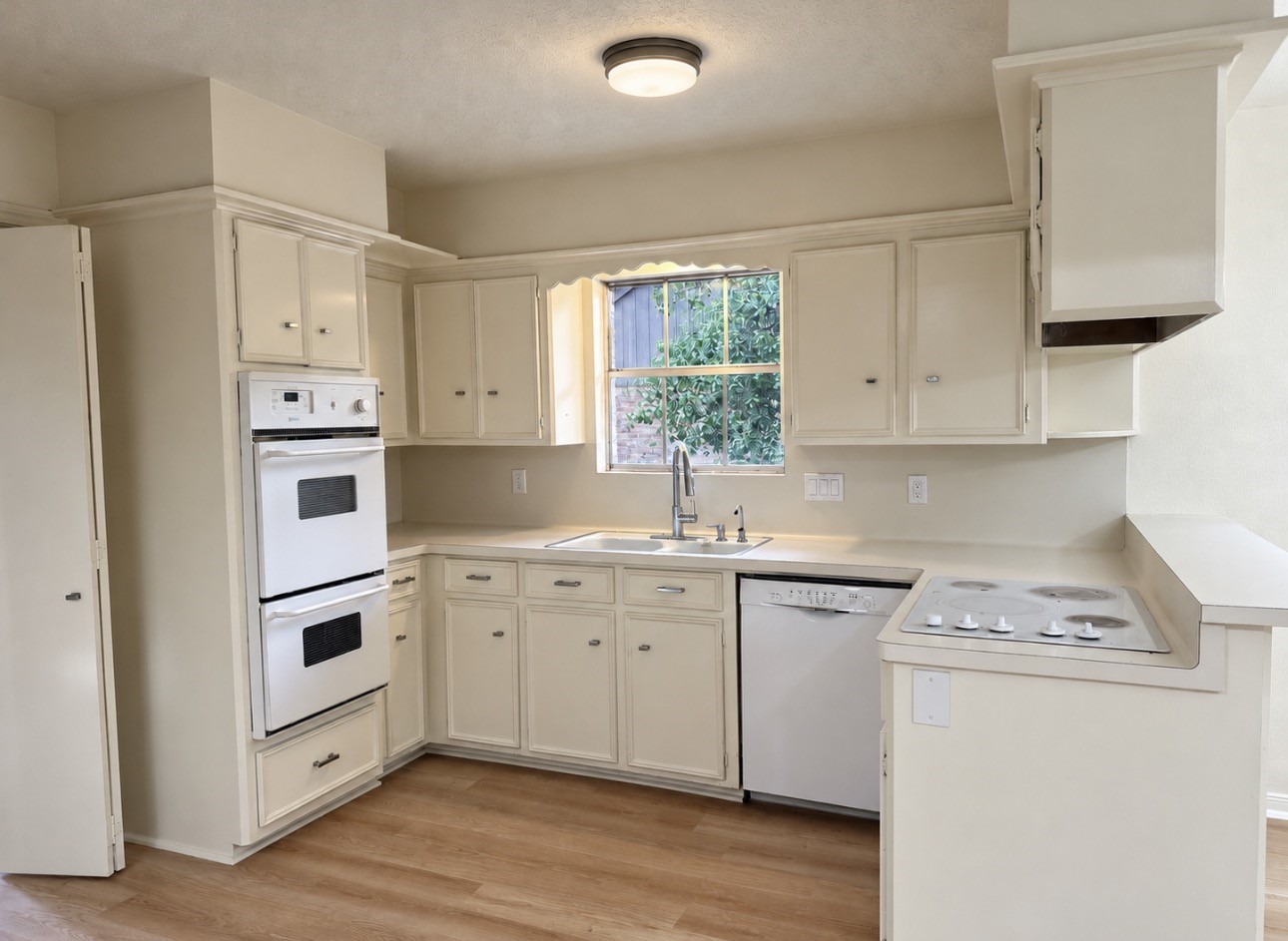2111 Riverlawn Drive Property Photo 7