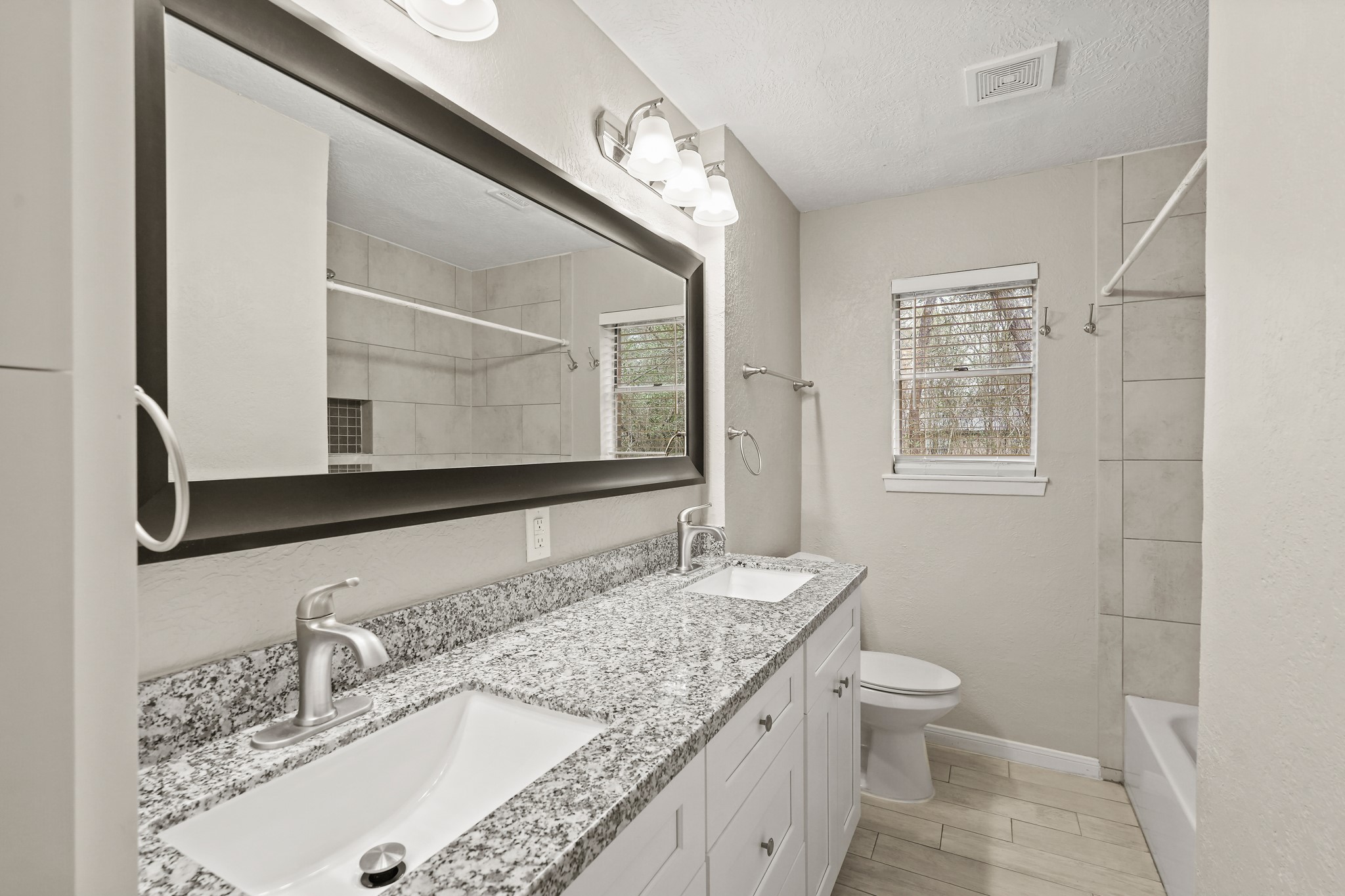 105 Navajo Street Property Photo 5
