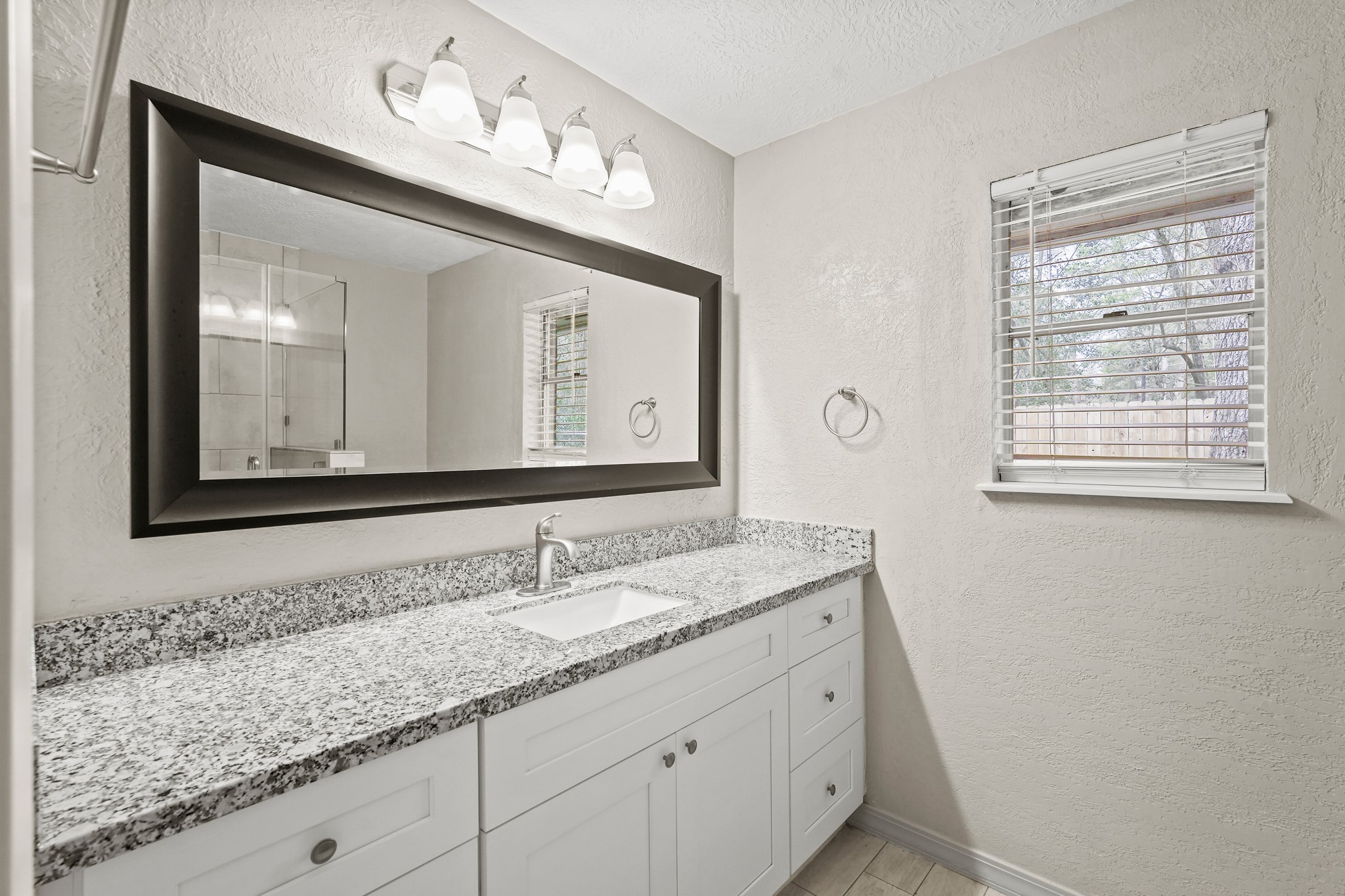 105 Navajo Street Property Photo 8
