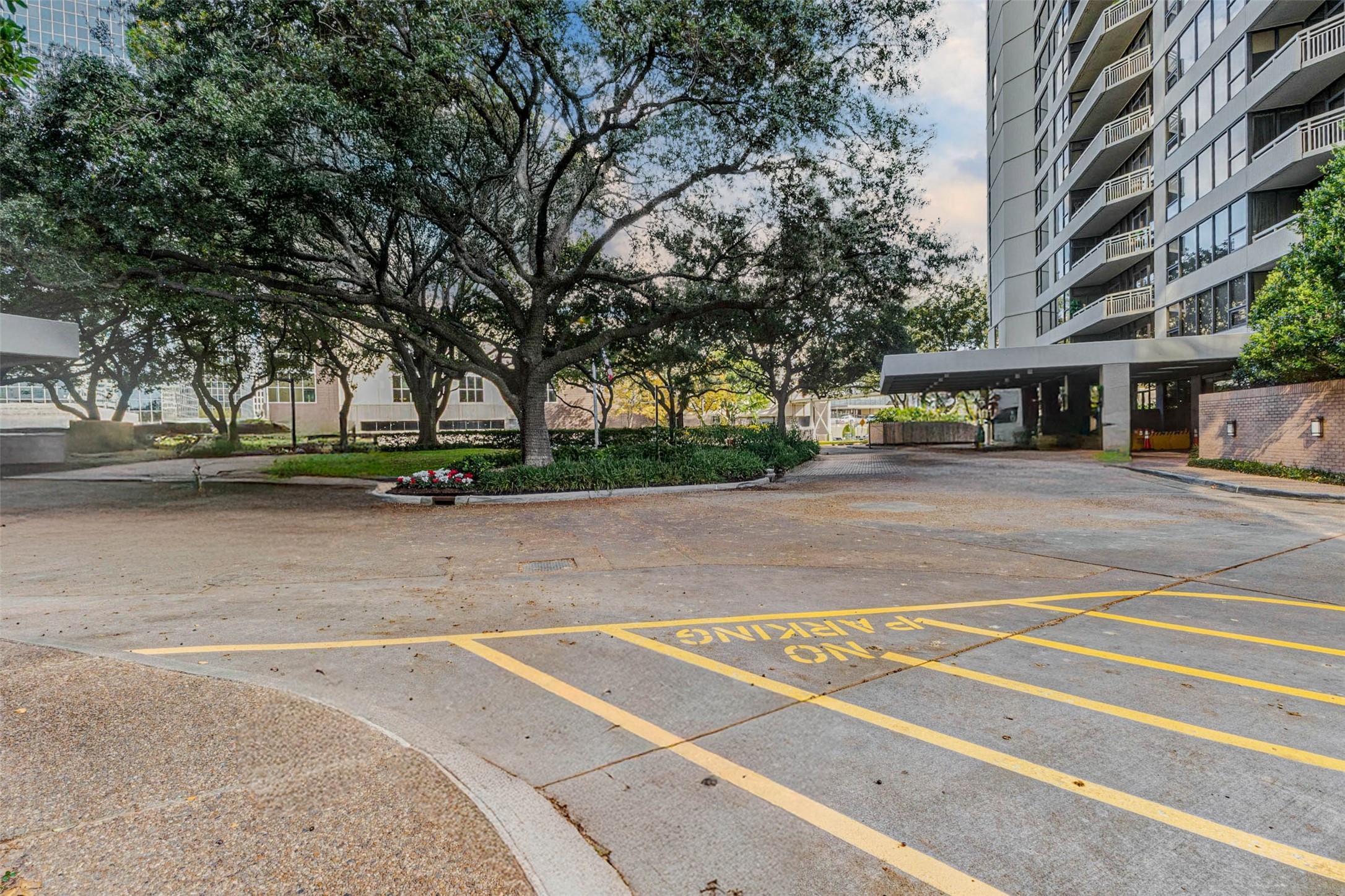14 Greenway Plaza 23m Property Photo 40