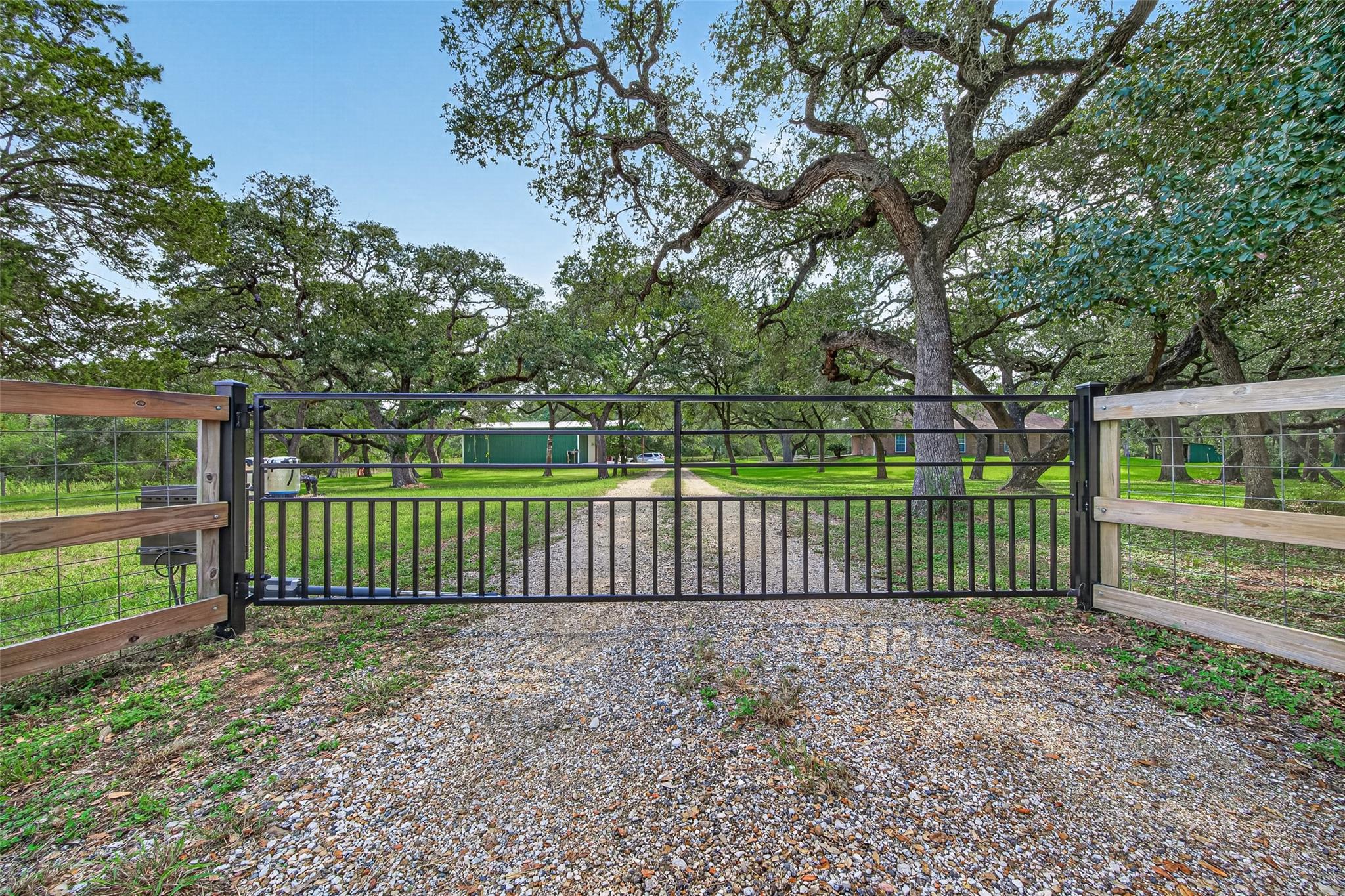 1054 Indian Circle Property Photo 2