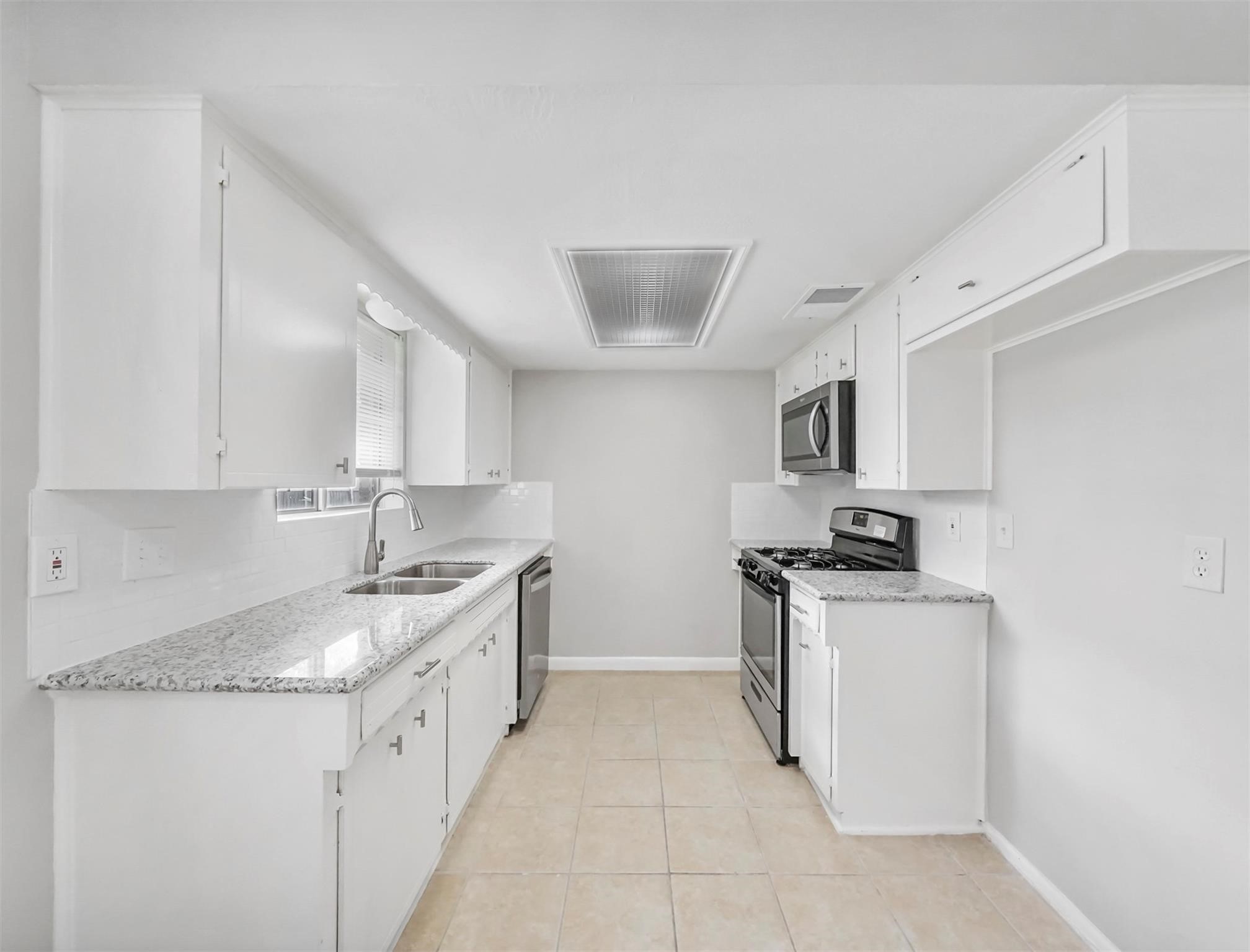 13435 Greenbriar Drive Property Photo 4