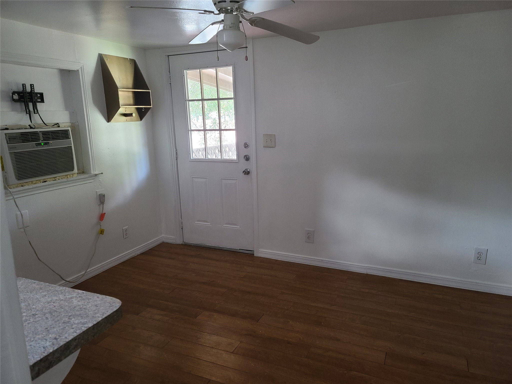 410 N Avenue D Property Photo 4