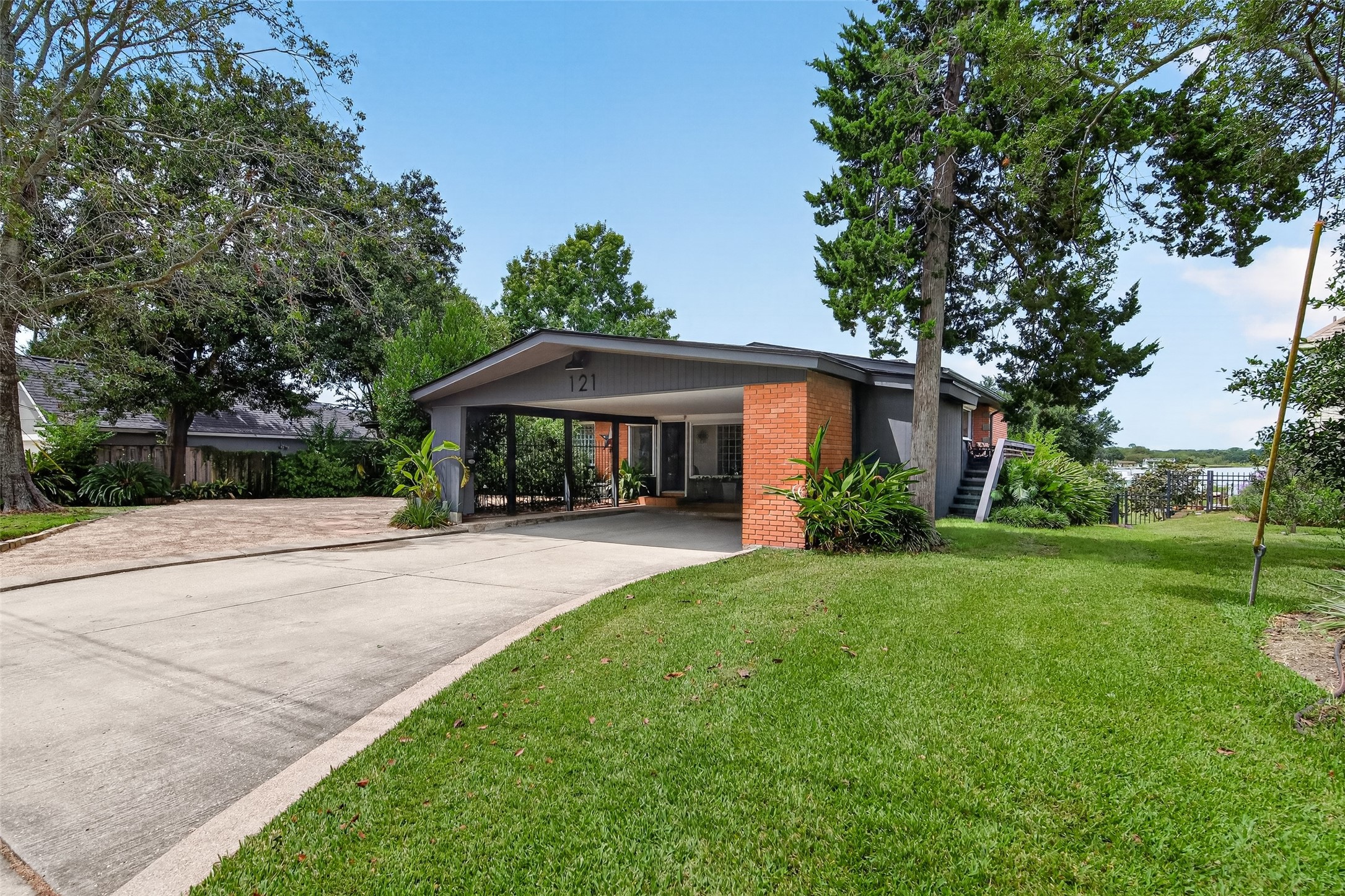 121 Cedar Lane Property Photo 4