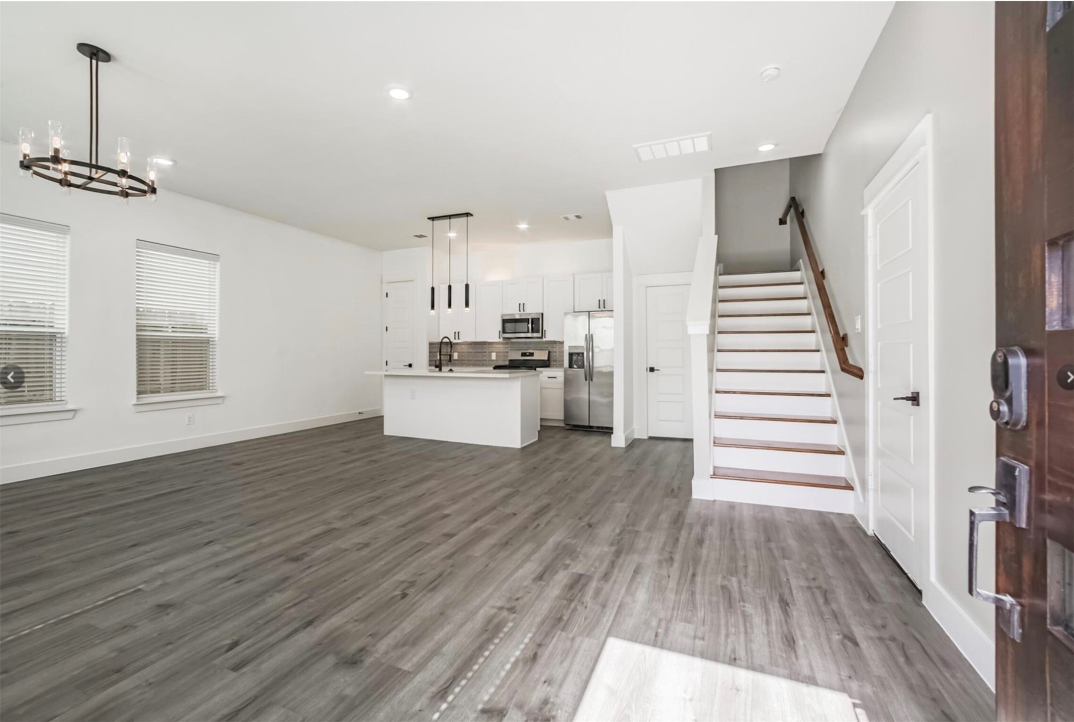 9307 Tower Street Property Photo 2