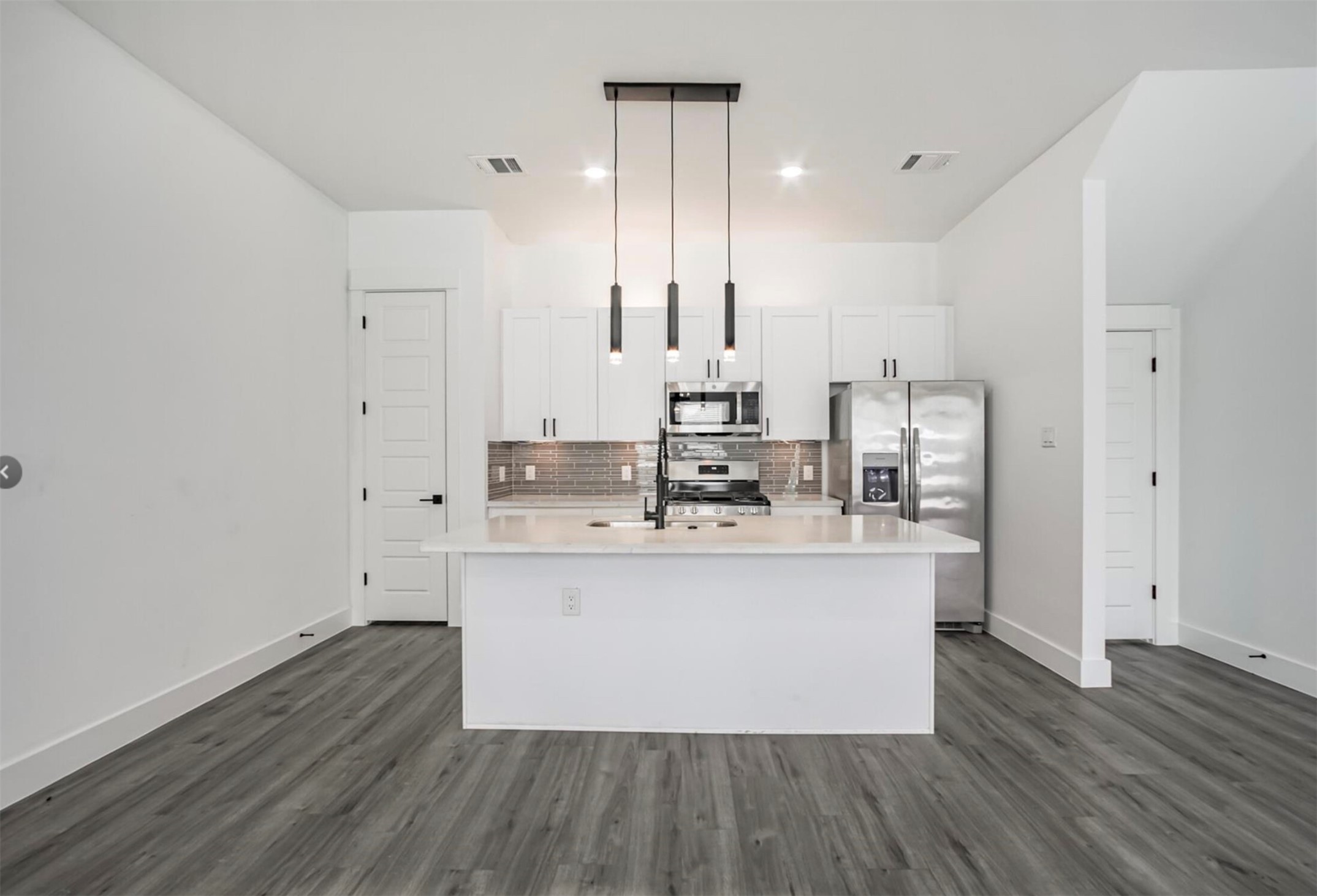 9307 Tower Street Property Photo 3