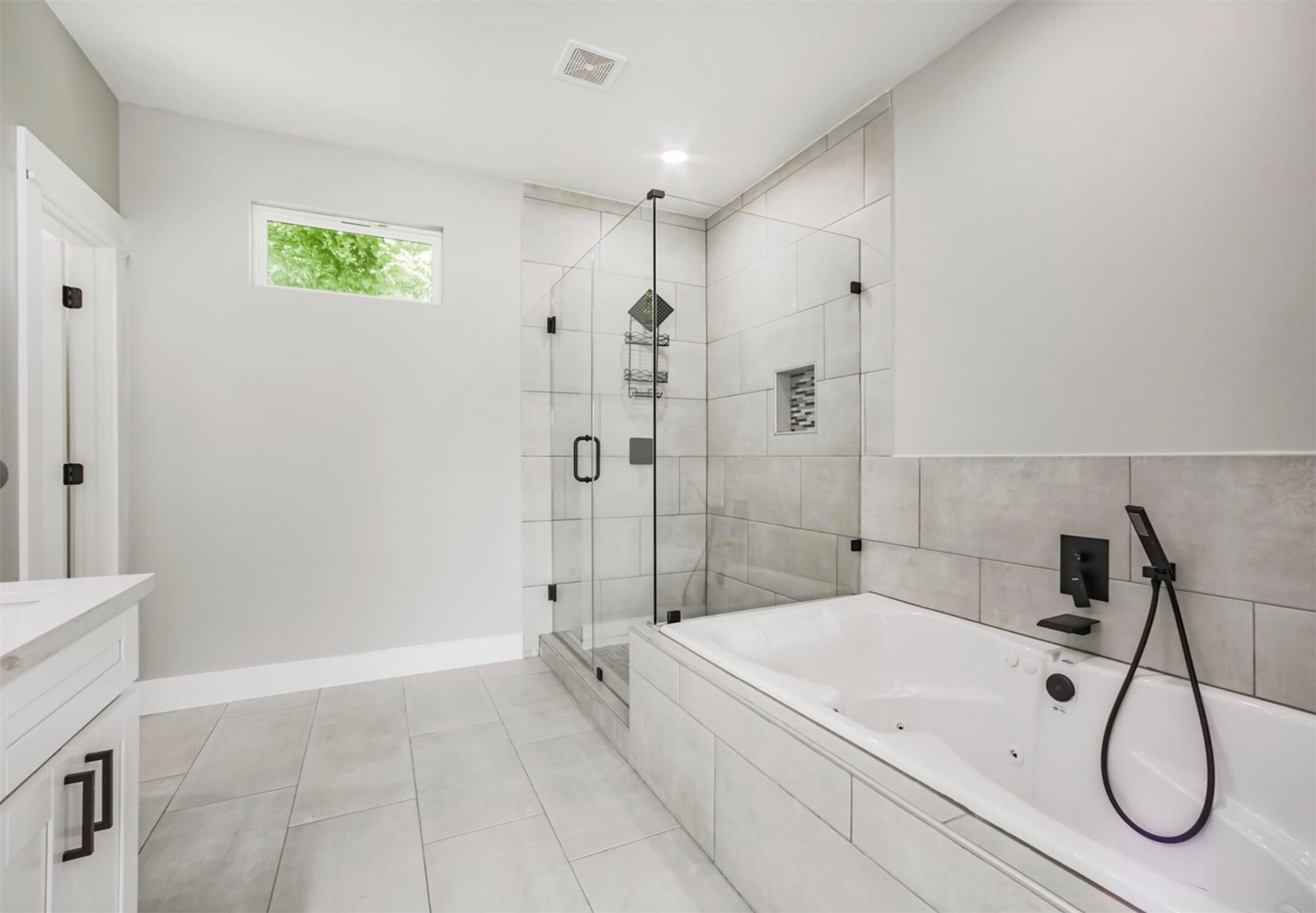 9307 Tower Street Property Photo 4