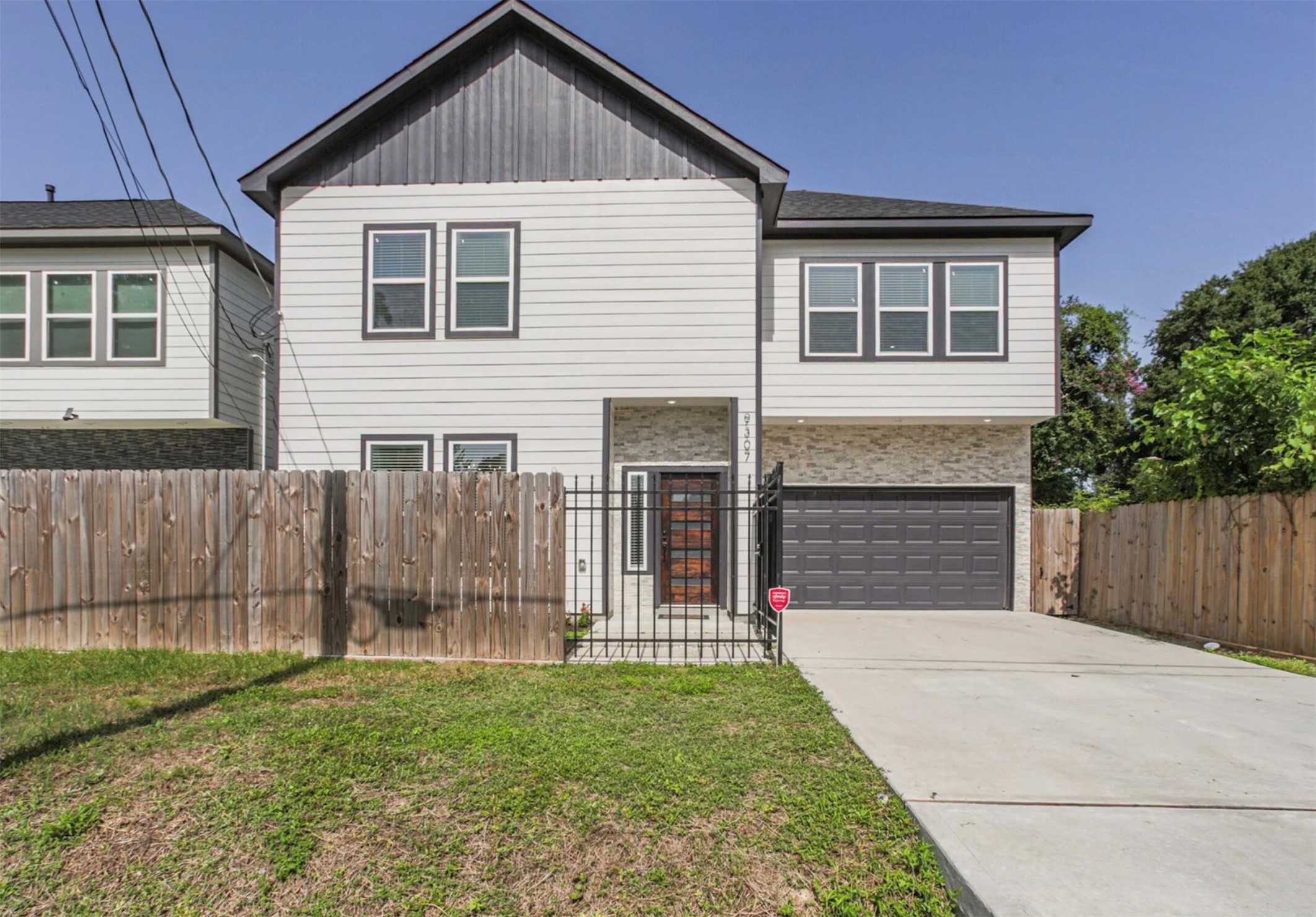 9307 Tower Street Property Photo 6