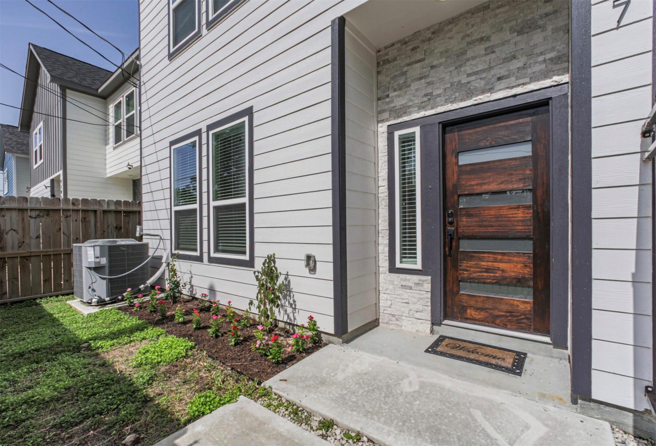 9307 Tower Street Property Photo 7