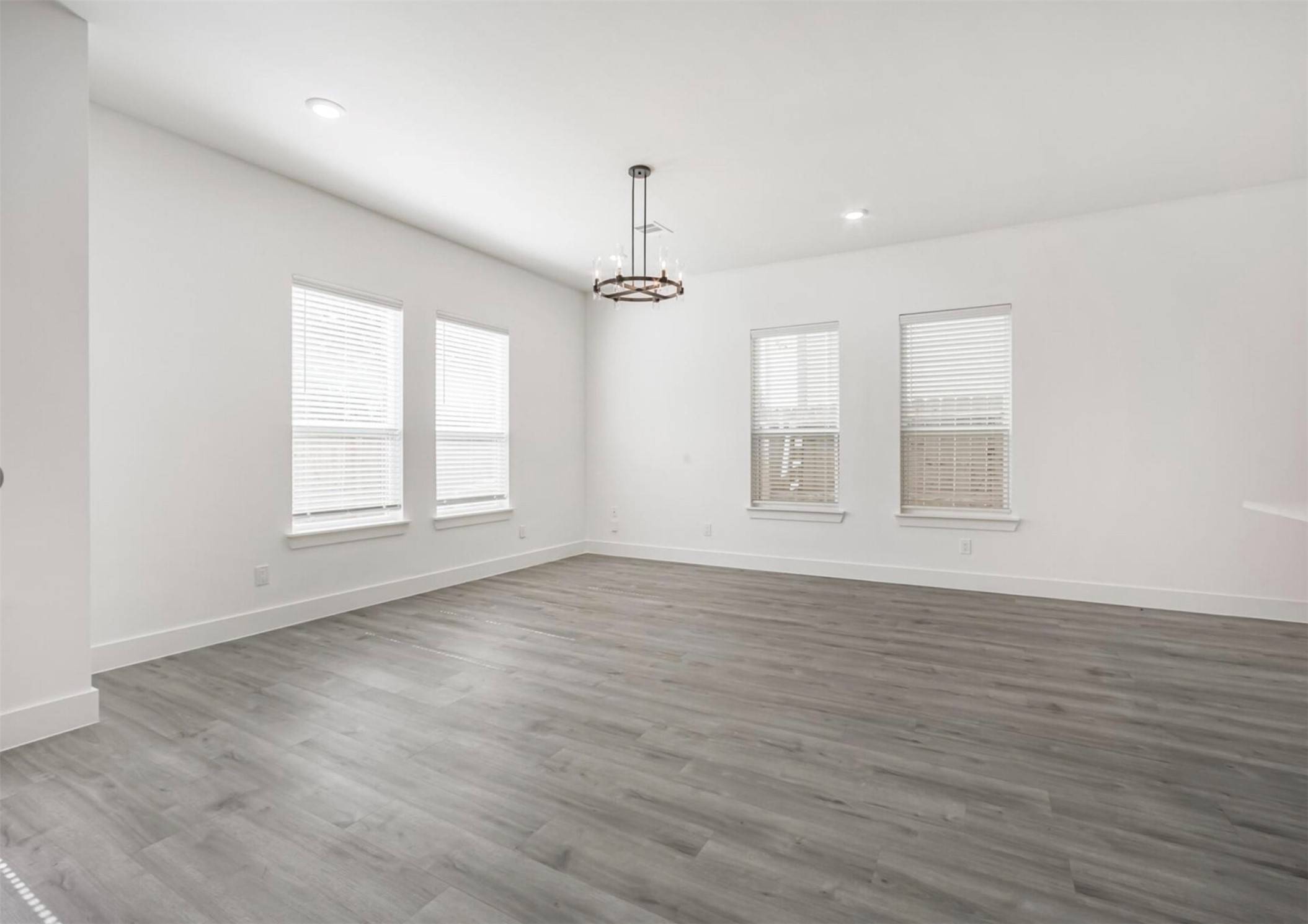 9307 Tower Street Property Photo 9